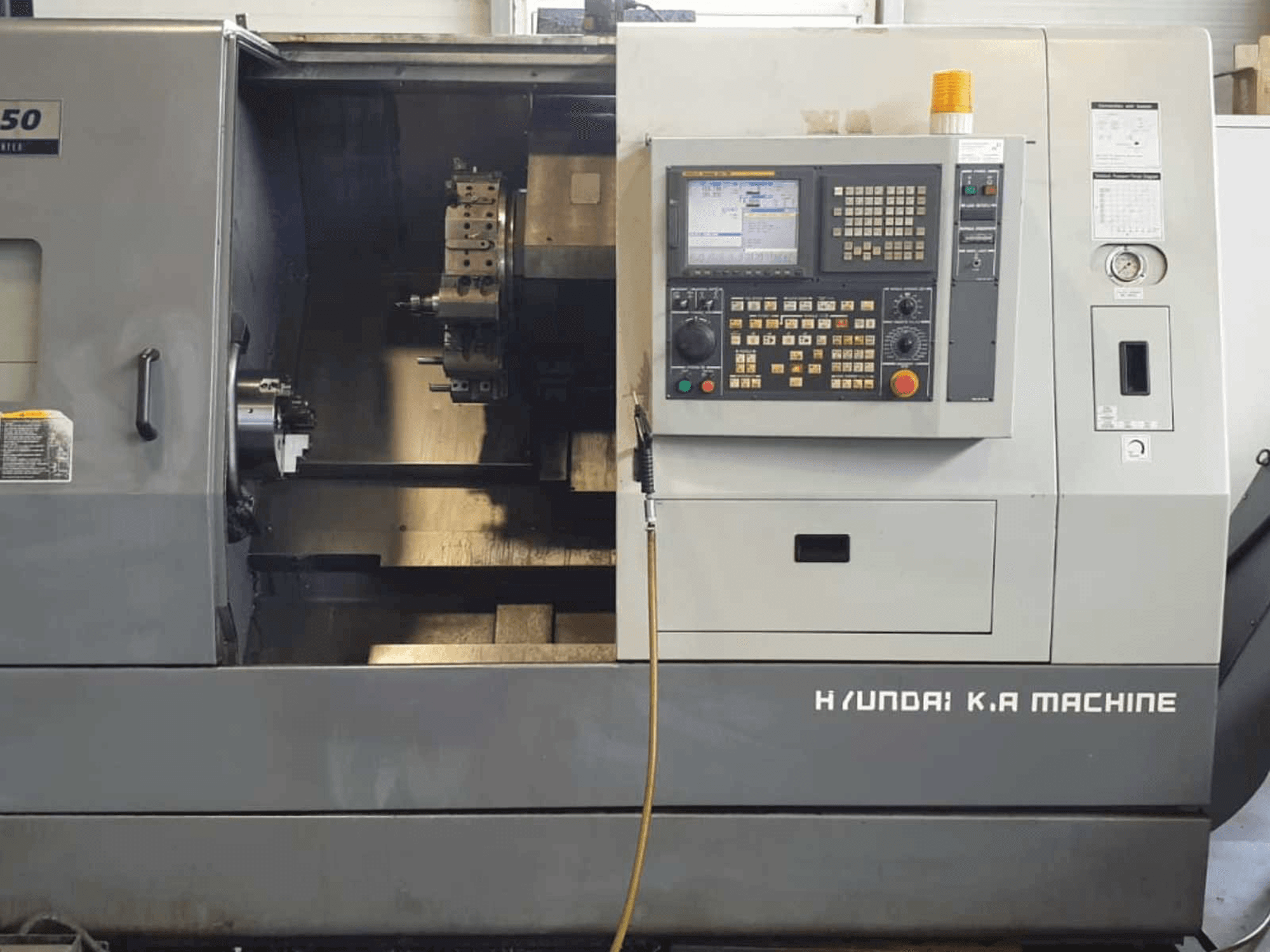 Frontansicht der Hyundai Kia SKT250 Maschine