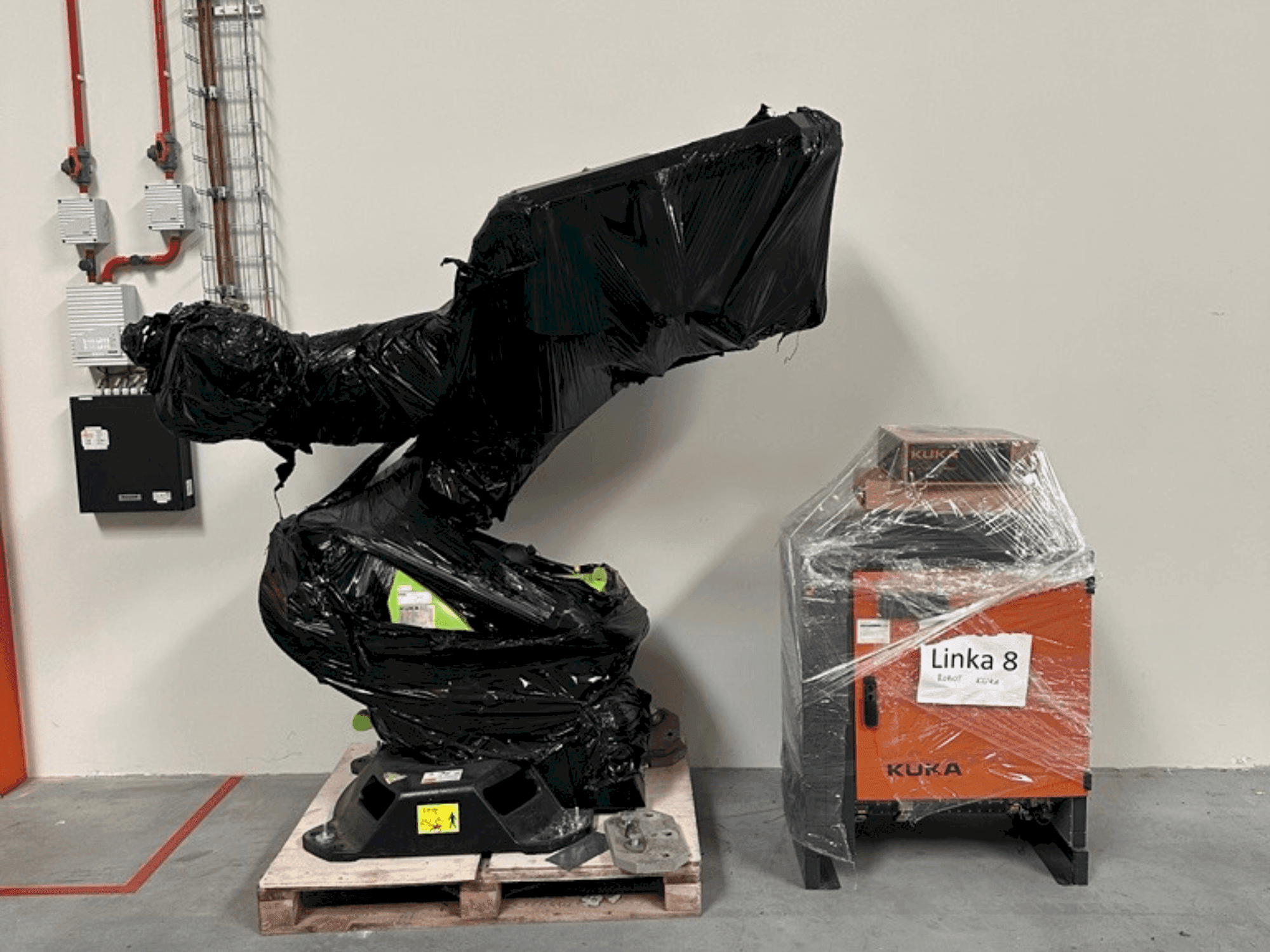 Frontansicht der KUKA KR-90 R3100 Maschine