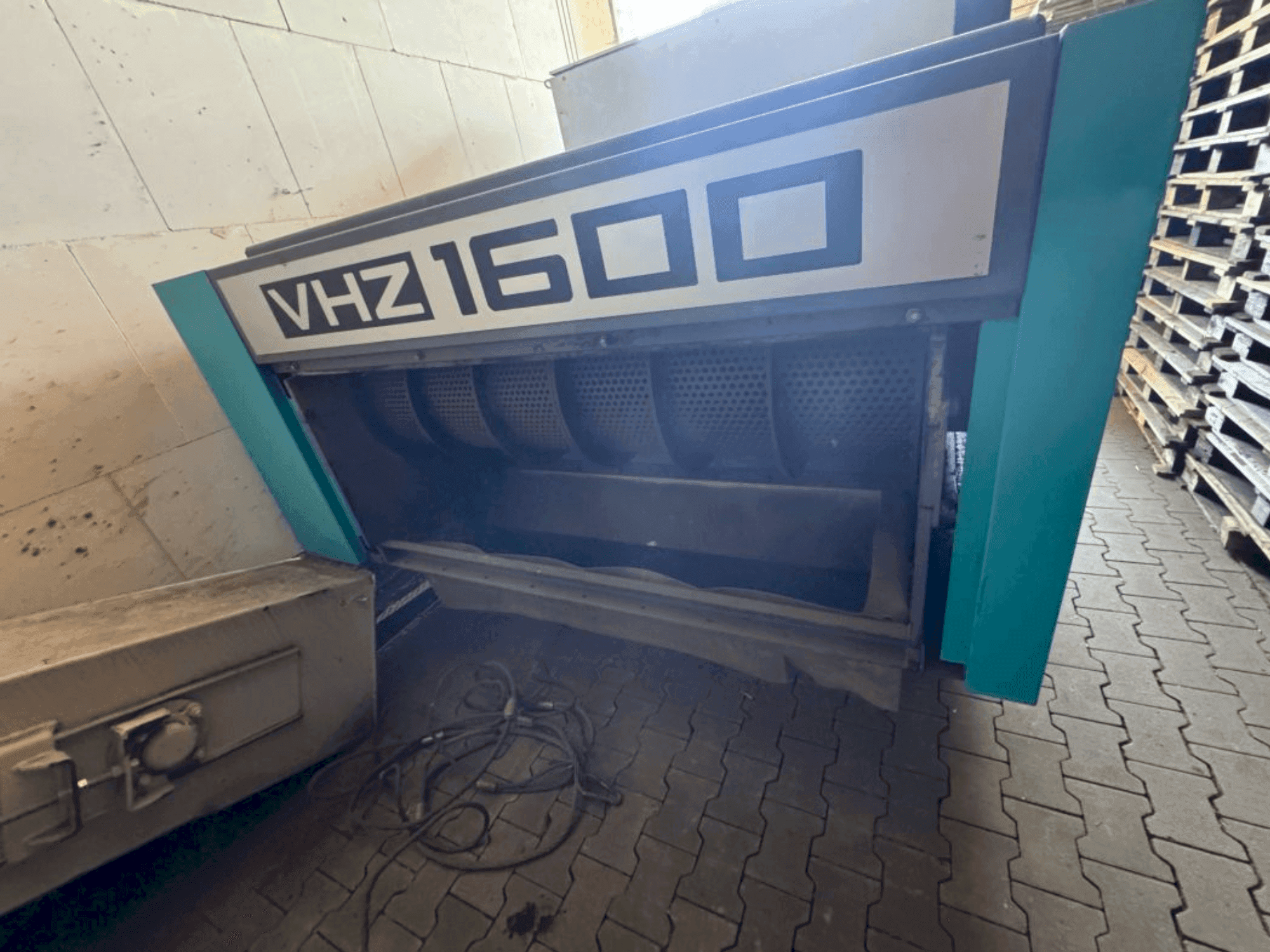 Frontansicht der VECOPLAN VHZ 1600 Maschine