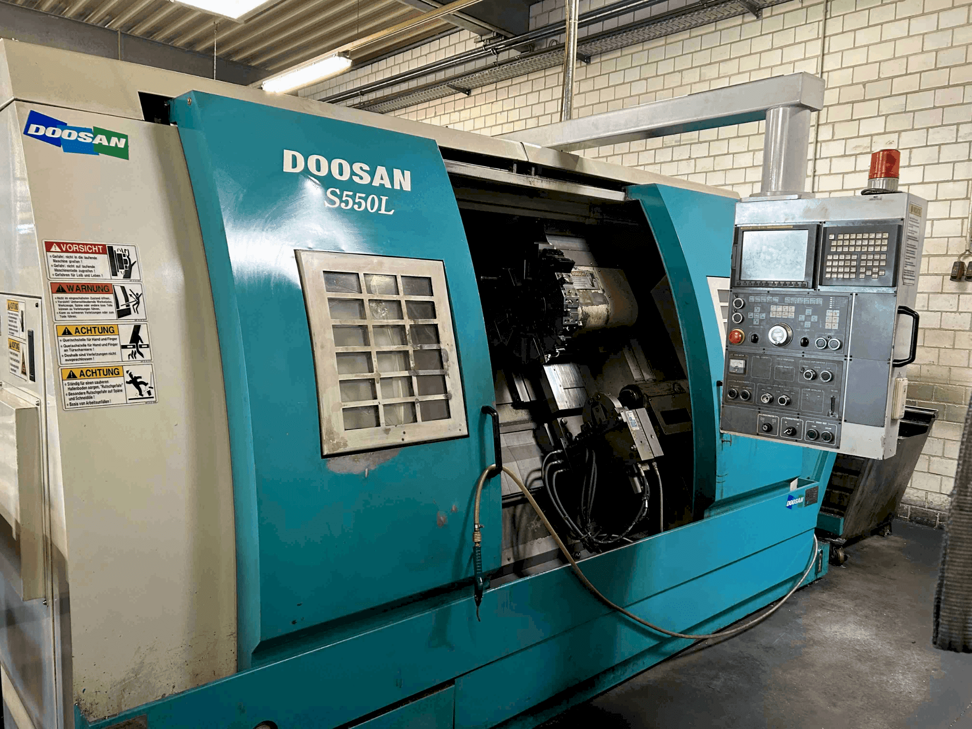 Frontansicht der DOOSAN S550L Maschine