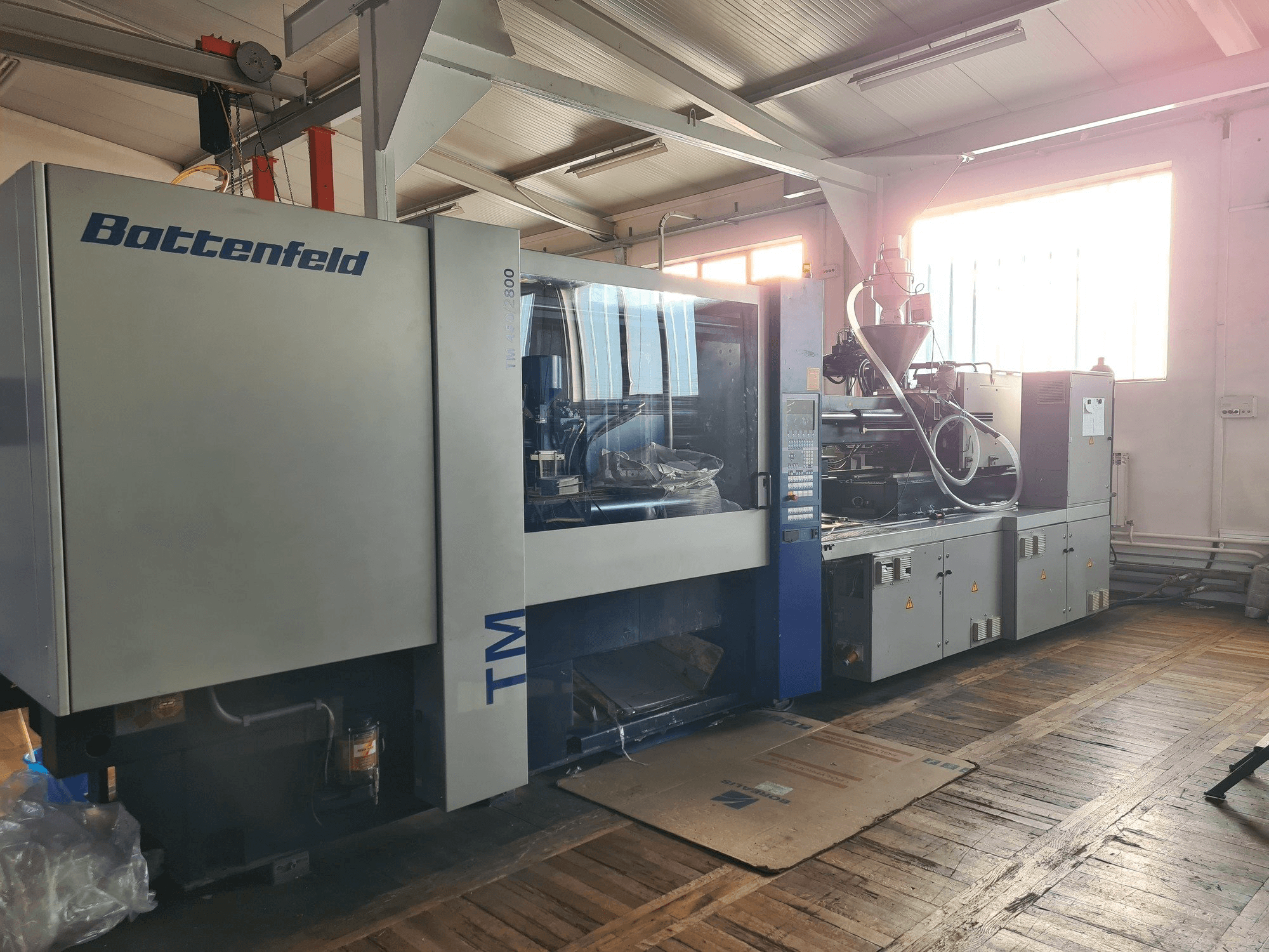 Frontansicht der Battenfeld TM 450/2800 Maschine