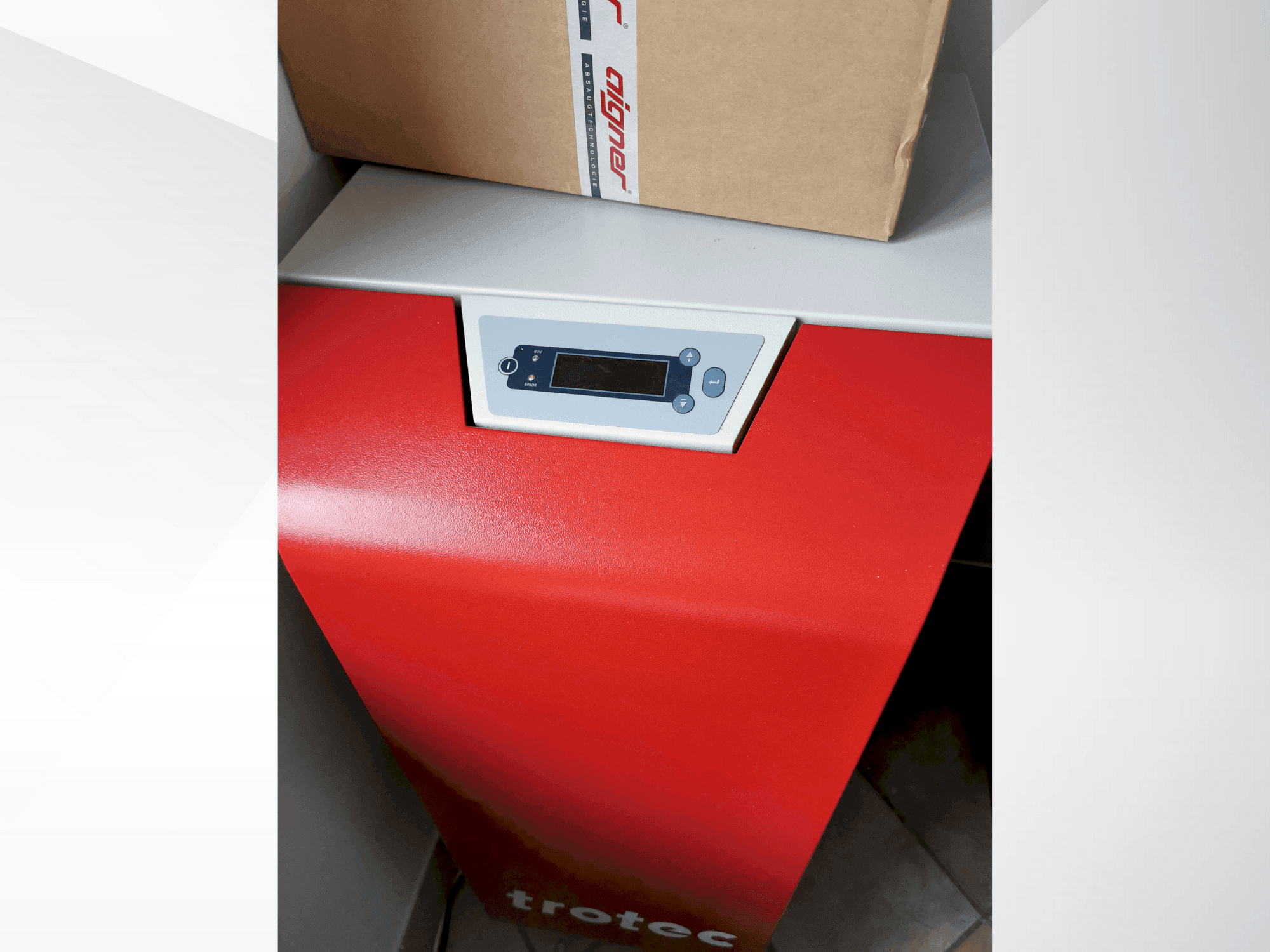 Frontansicht der Trotec 8060 Q400 RF Maschine