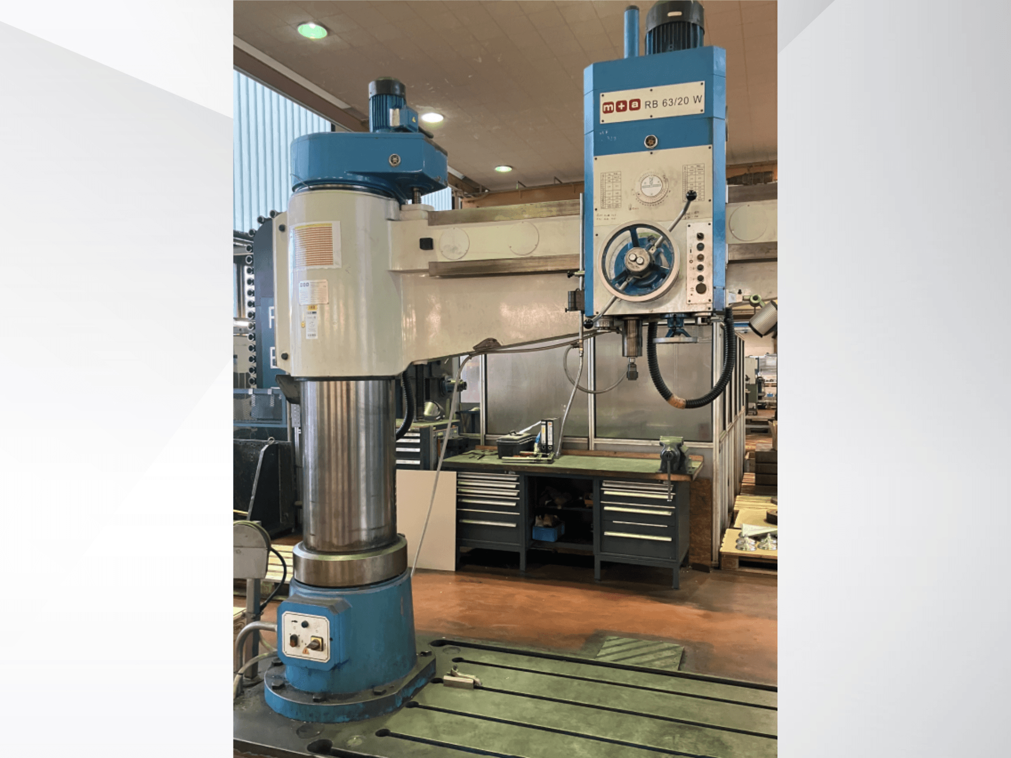 Bohrmaschine M+A RB 63/20 W für Metall, Vorderansicht, mit einer großen vertikalen Säule und einem Bedienfeld mit Drehreglern und Schaltern.