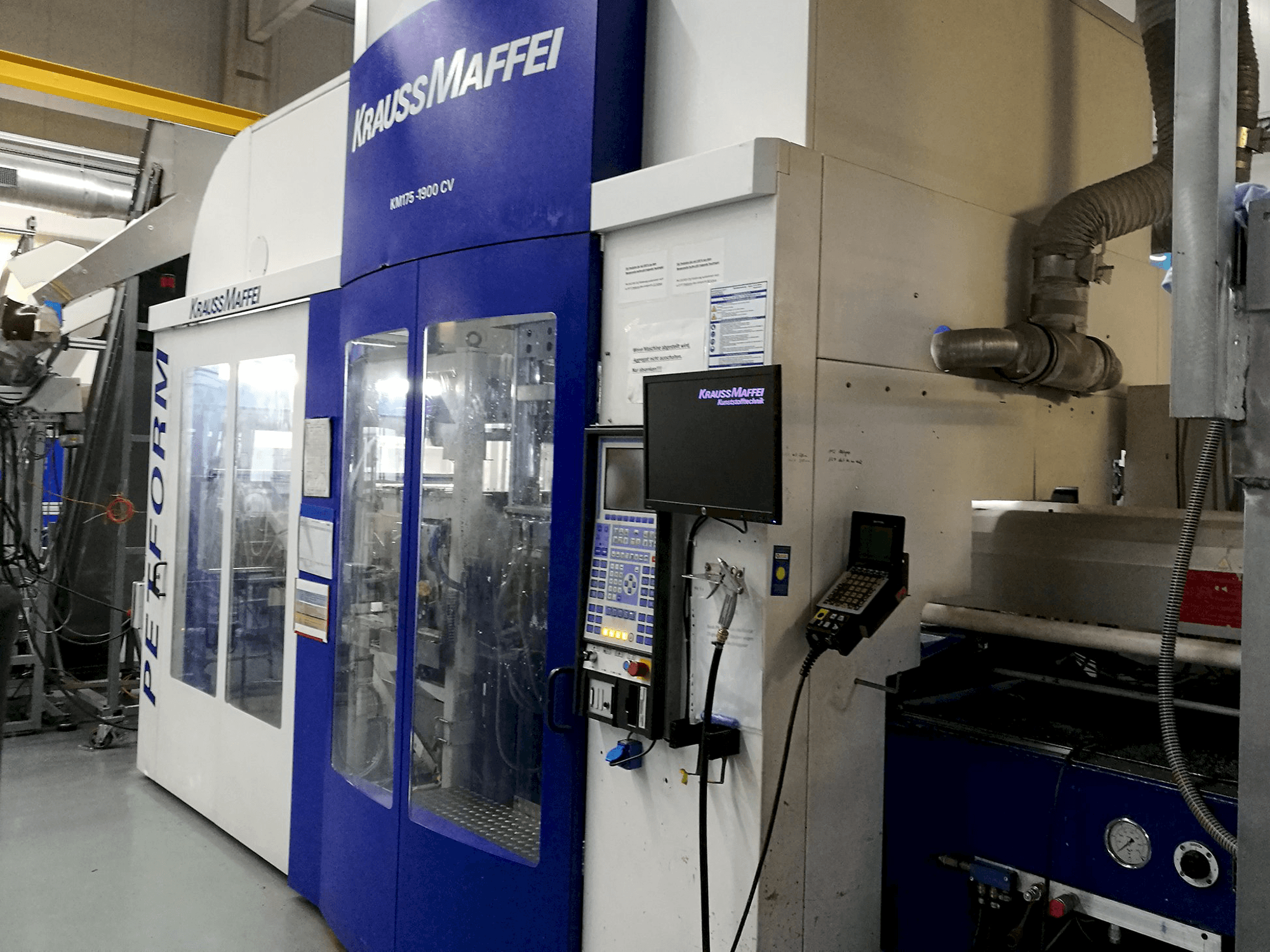Rechte Ansicht der Krauss Maffei 175-1900 CV Maschine