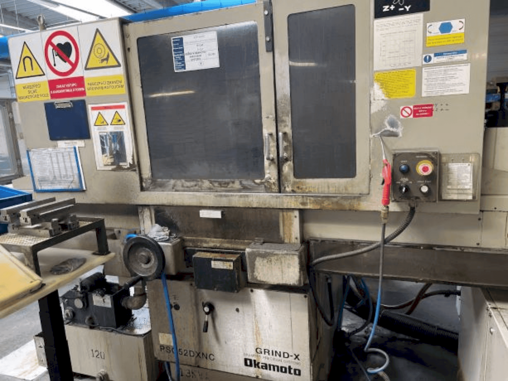 Frontansicht der OKAMOTO PSG-52DXNC Maschine