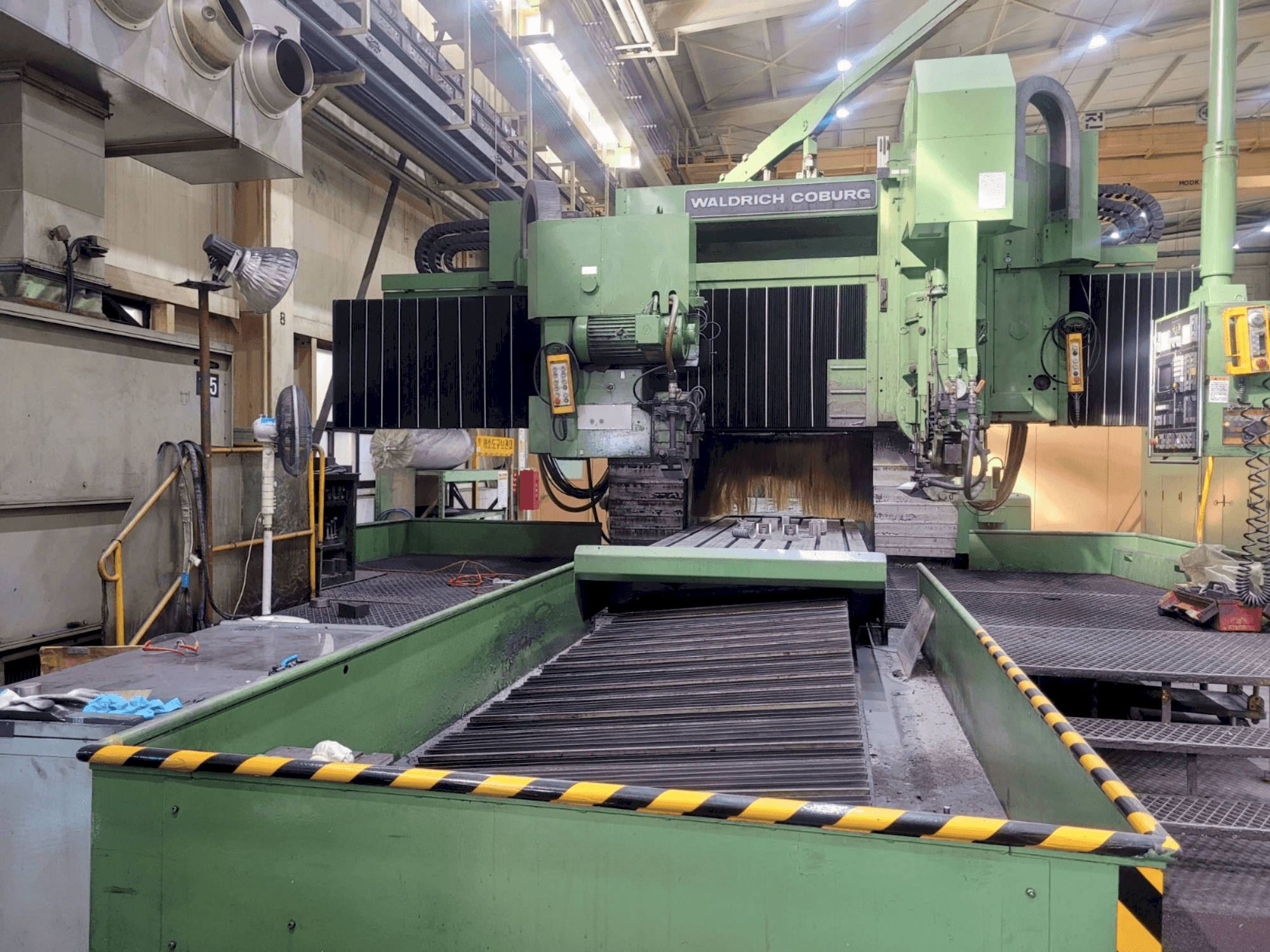 Frontansicht der WALDRICH COBURG 30-15 S 2525 Maschine