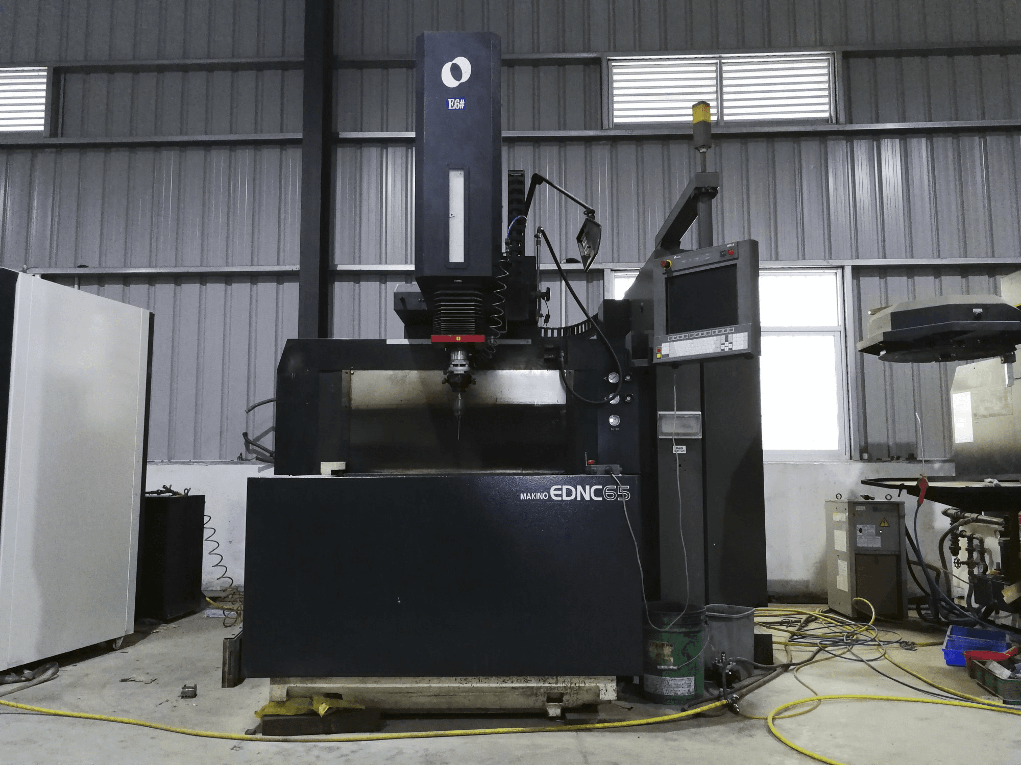 Frontansicht der Makino EDNC65 Maschine