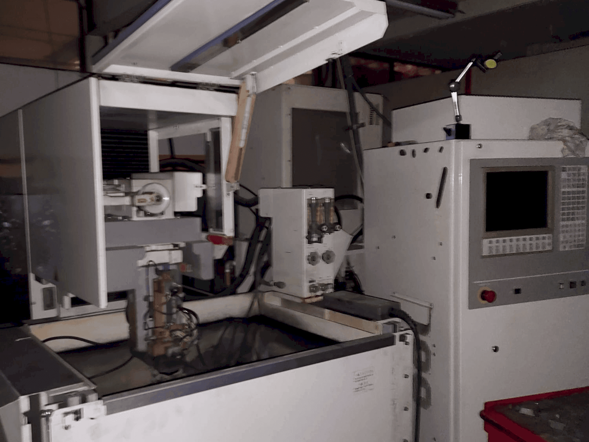 Frontansicht der Mitsubishi FX10K Maschine