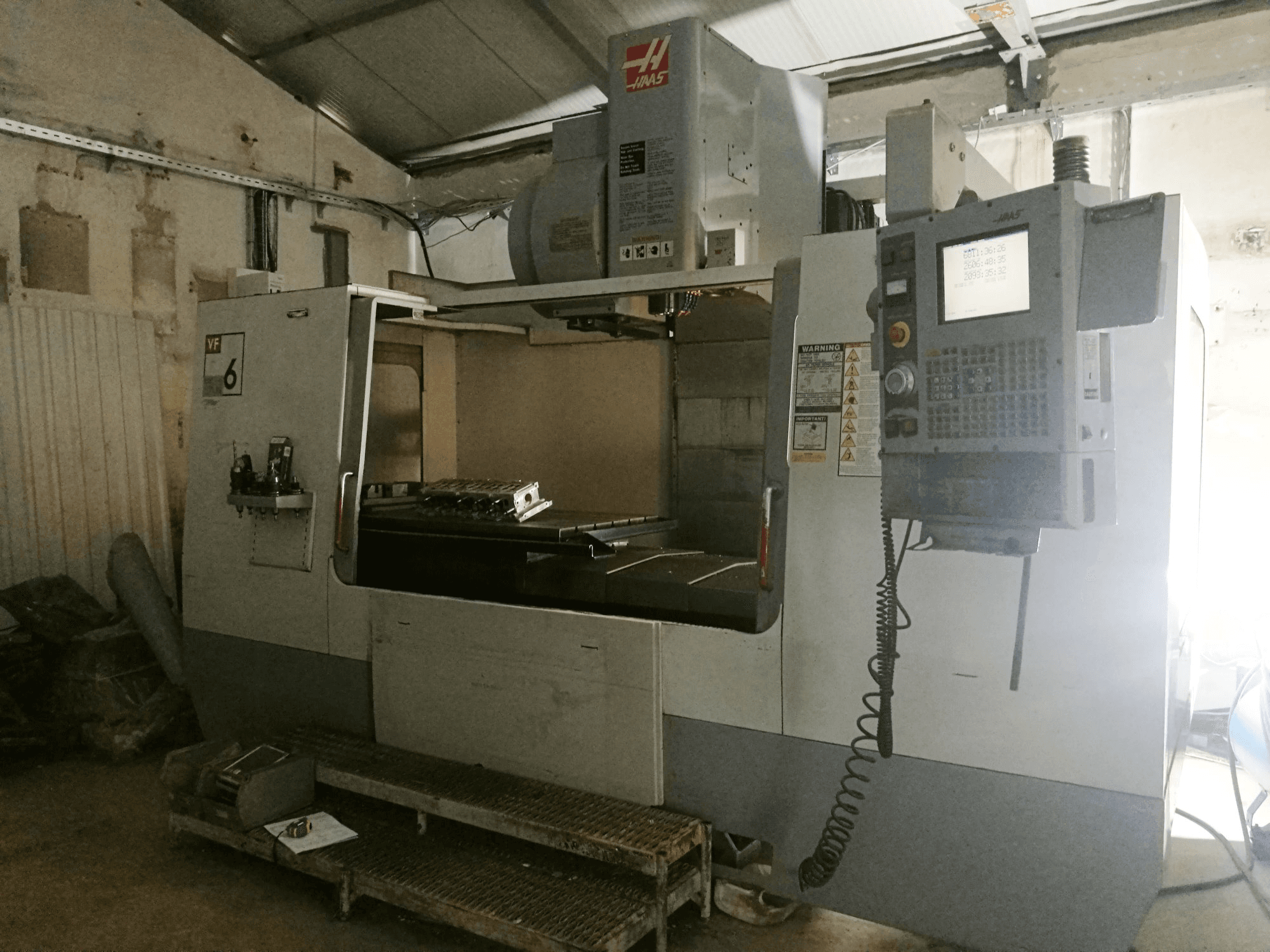 Frontansicht der HAAS VF-6B/40HE Maschine