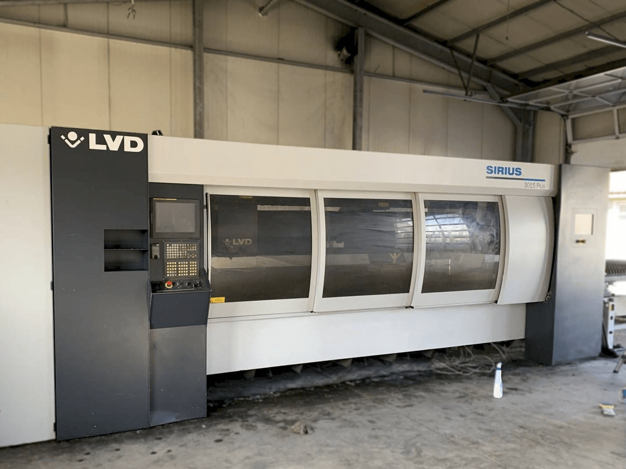 Frontansicht der LVD Sirius Plus 3015 Maschine