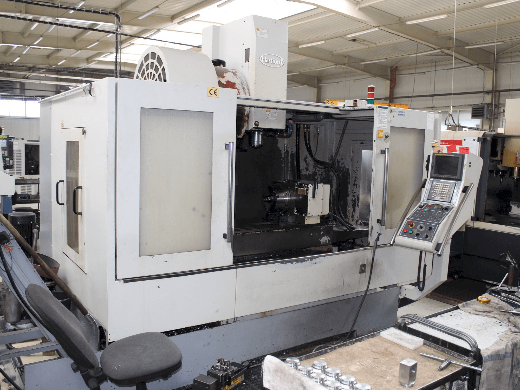Frontansicht der Hartford VMC 1270A Maschine