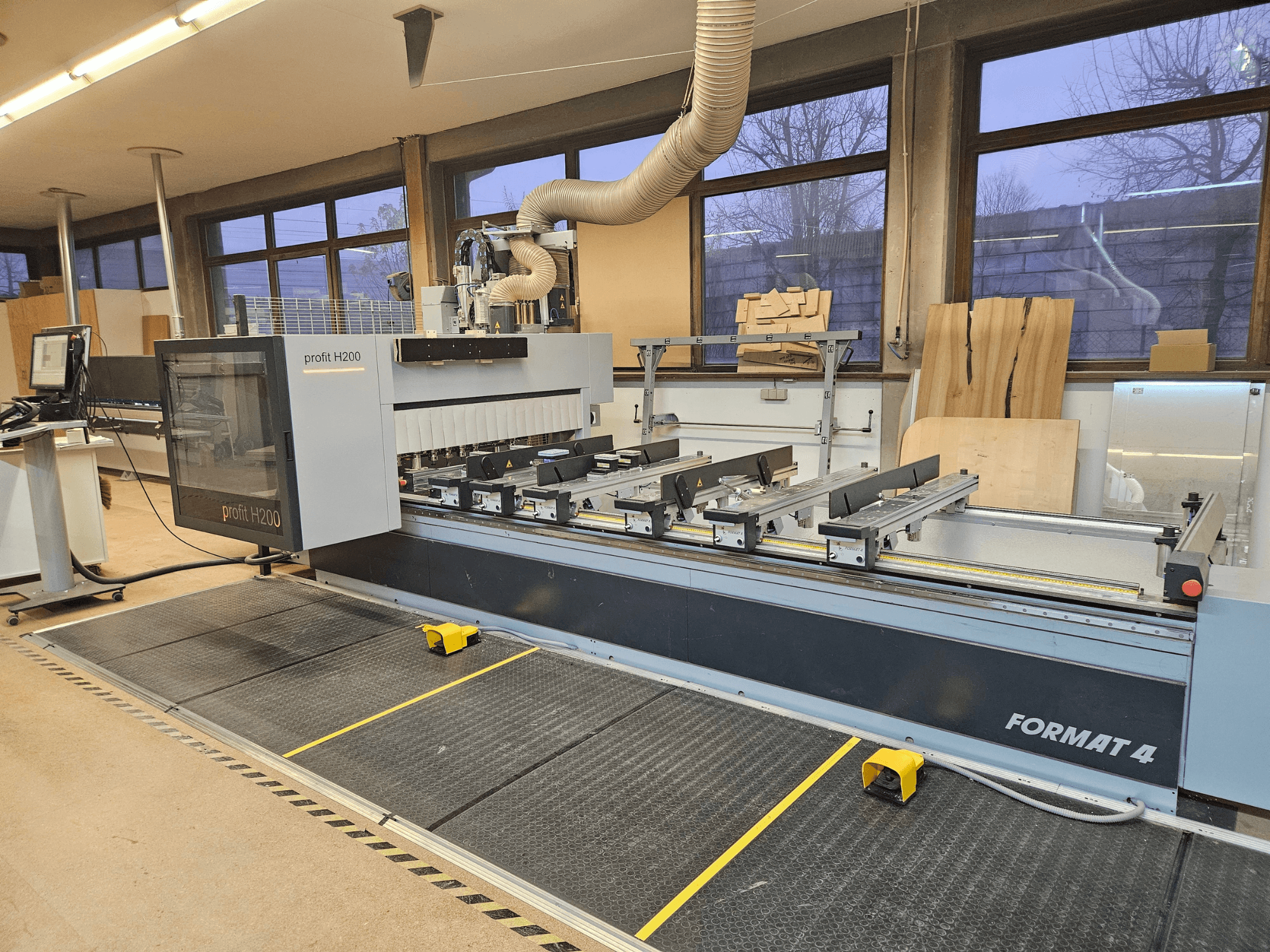 Format 4 profit H200 CNC-Maschine, Vorderansicht, mit Schneidbett, Bedienfeld und Staubabsaugung sichtbar.
