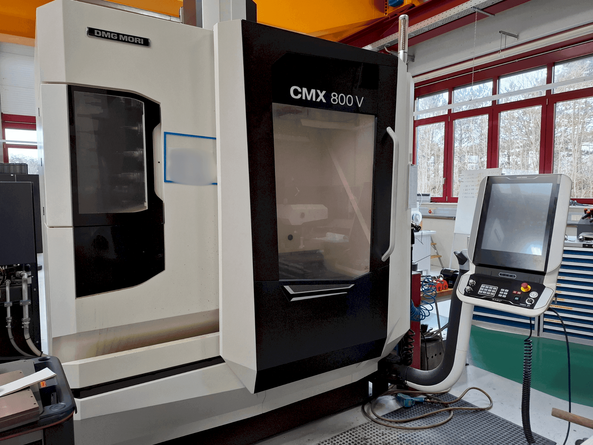Frontansicht der DMG MORI CMX 800V Maschine