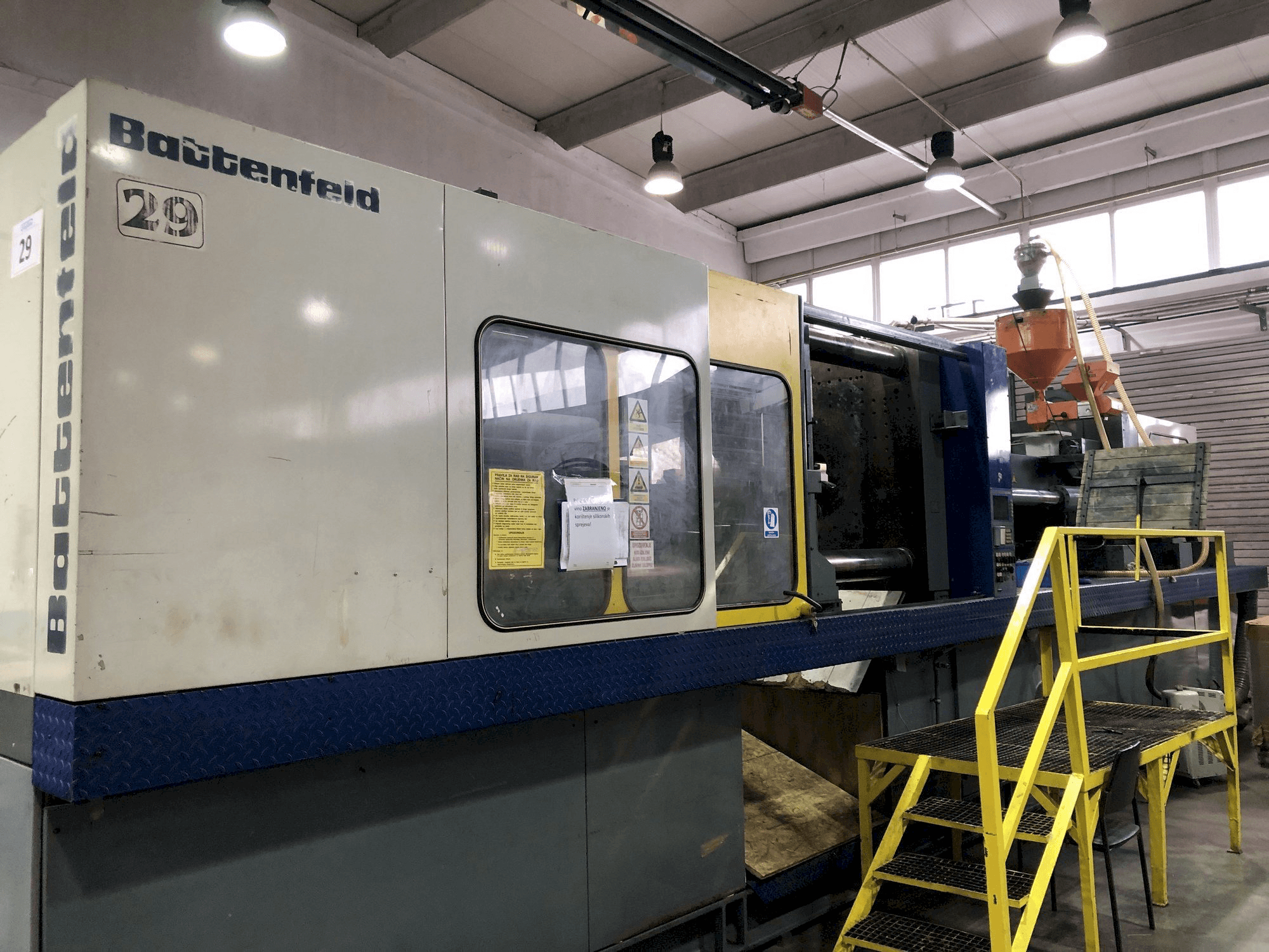 Frontansicht der Battenfeld BA-T 6500/6300 Maschine