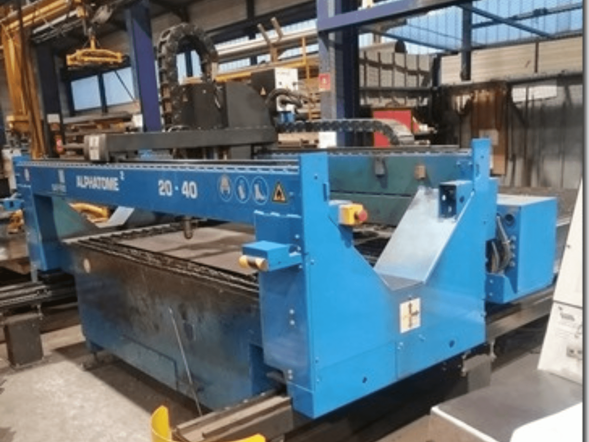 Blaue CNC-Maschine ALPHATOME 20-40, Vorderansicht, mit sichtbarem Schneidbereich und Bedienfeld, konzipiert für die Präzisionsfertigung.