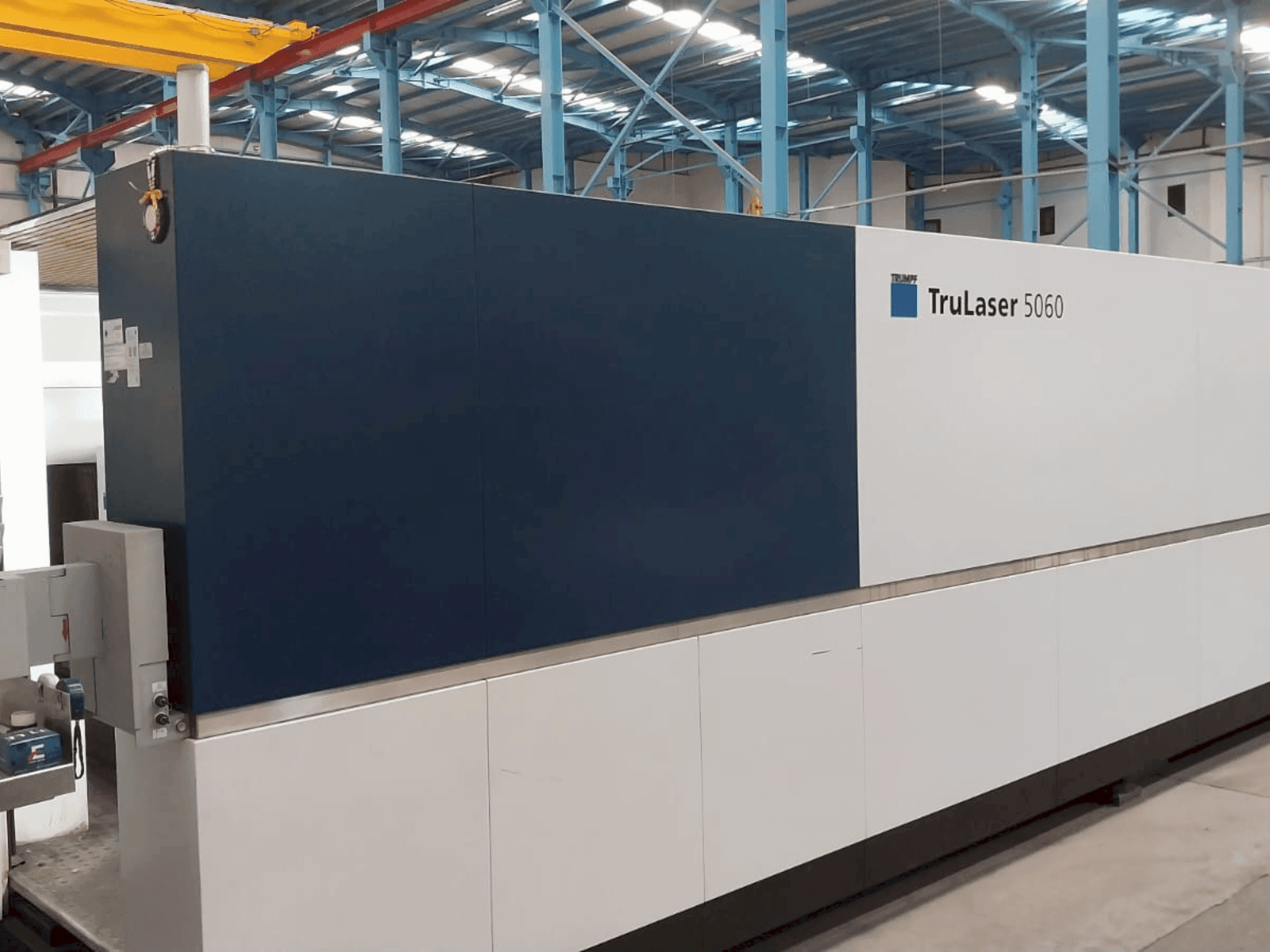 Frontansicht der TRUMPF TruLaser 5060 Fiber 10 kW Maschine