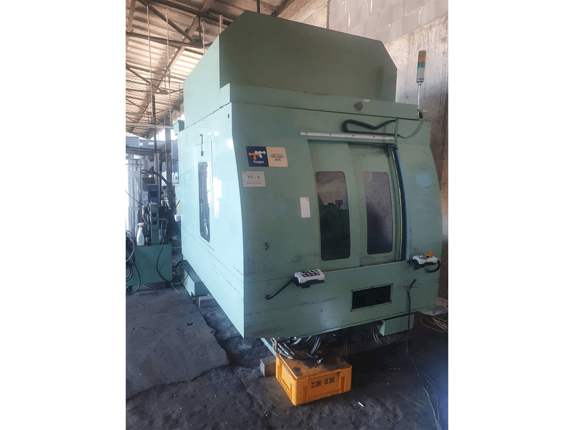 Frontansicht der Tongtai TMV 510/APC Maschine