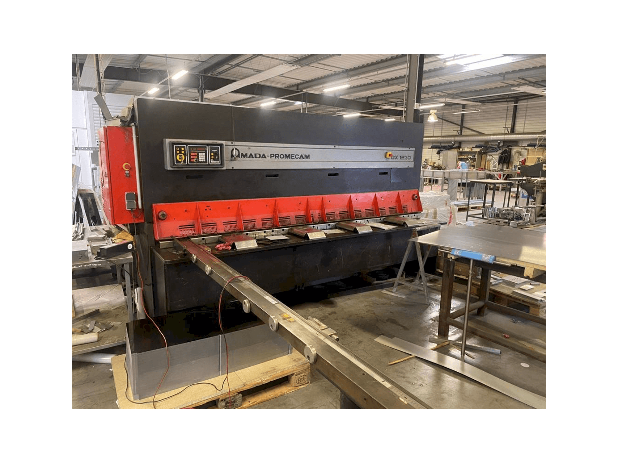 Frontansicht der AMADA GX 1230 Maschine