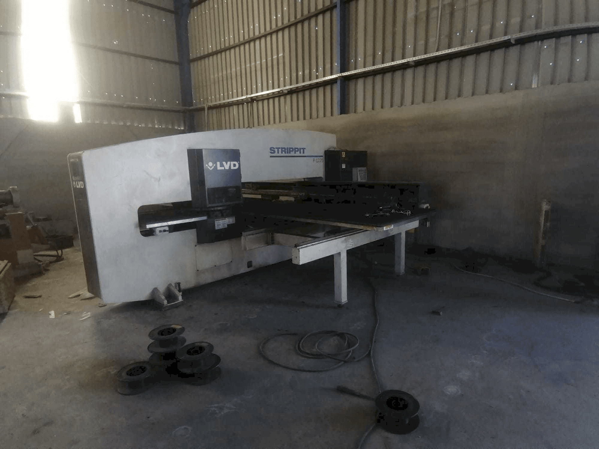 Frontansicht der LVD P-1225 Maschine