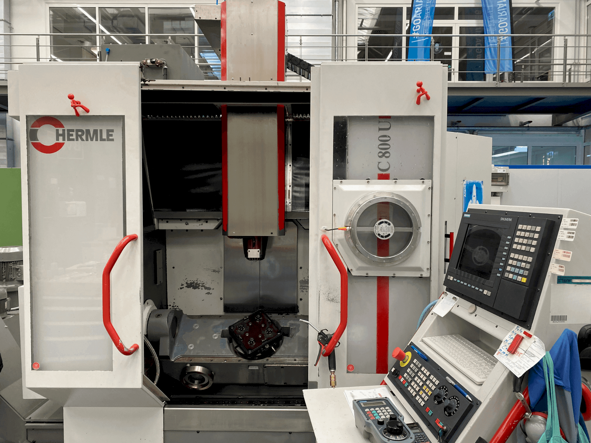 Frontansicht der HERMLE C800 U Maschine