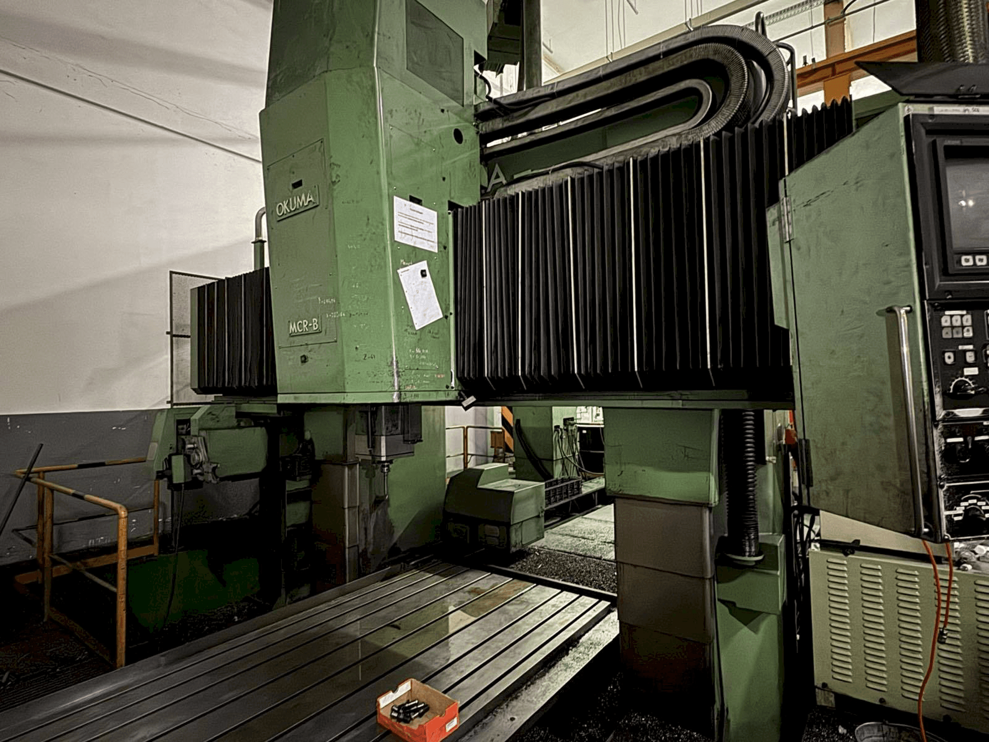 Frontansicht der Okuma MCR-B Maschine