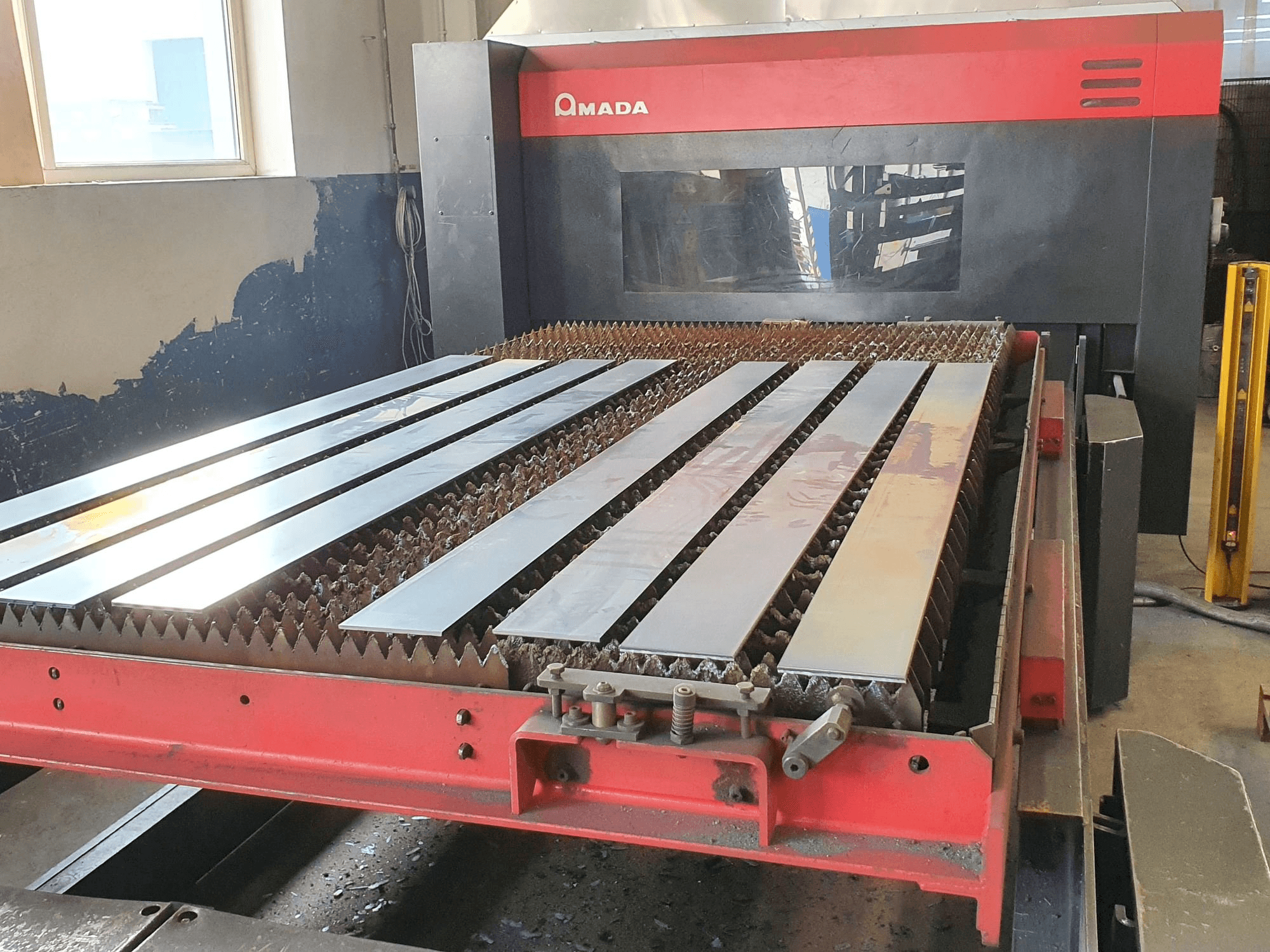 Frontansicht der AMADA FO-3015 MII NT CI Maschine