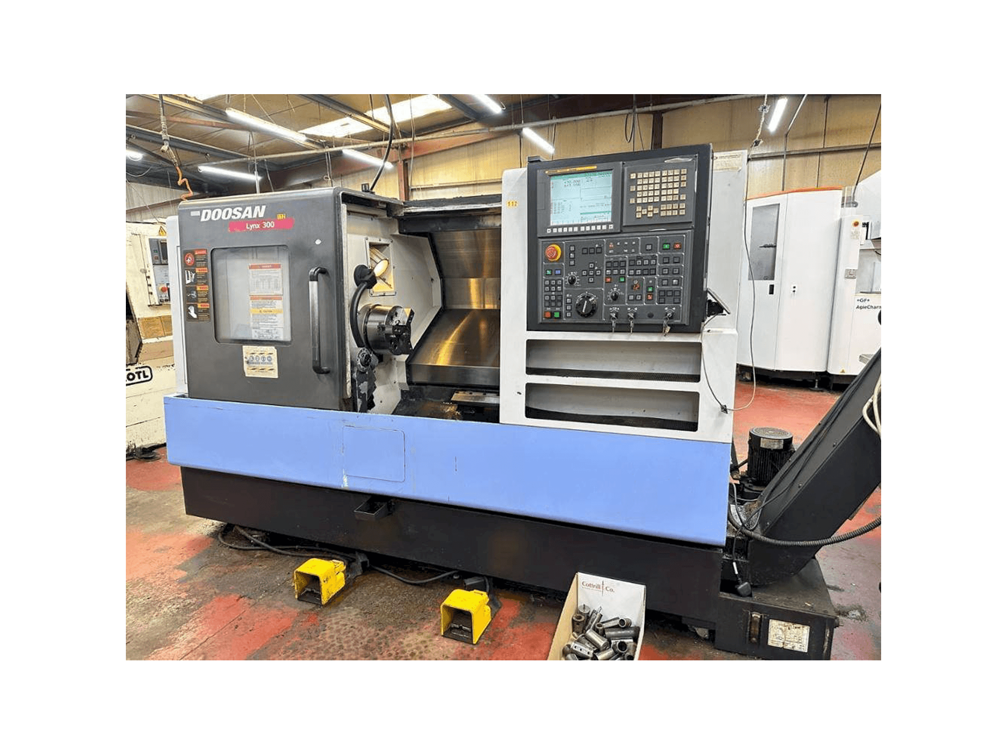 Frontansicht der Doosan Lynx 300 Maschine