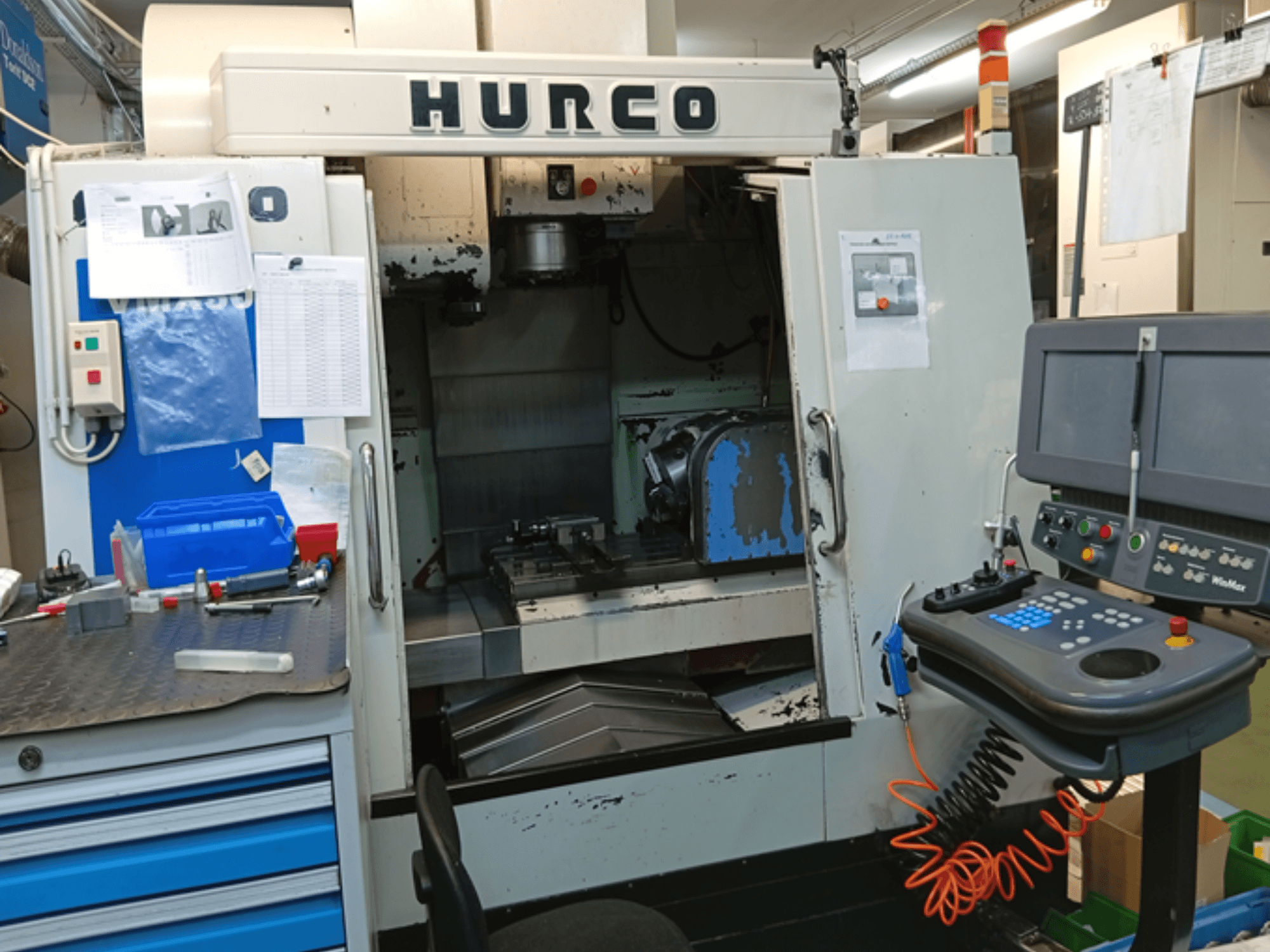 Hurco VMX 30T Vertikal-Bearbeitungszentrum, Vorderansicht, mit Bedienfeld, Arbeitsbereich und teilweise geöffneter Tür.