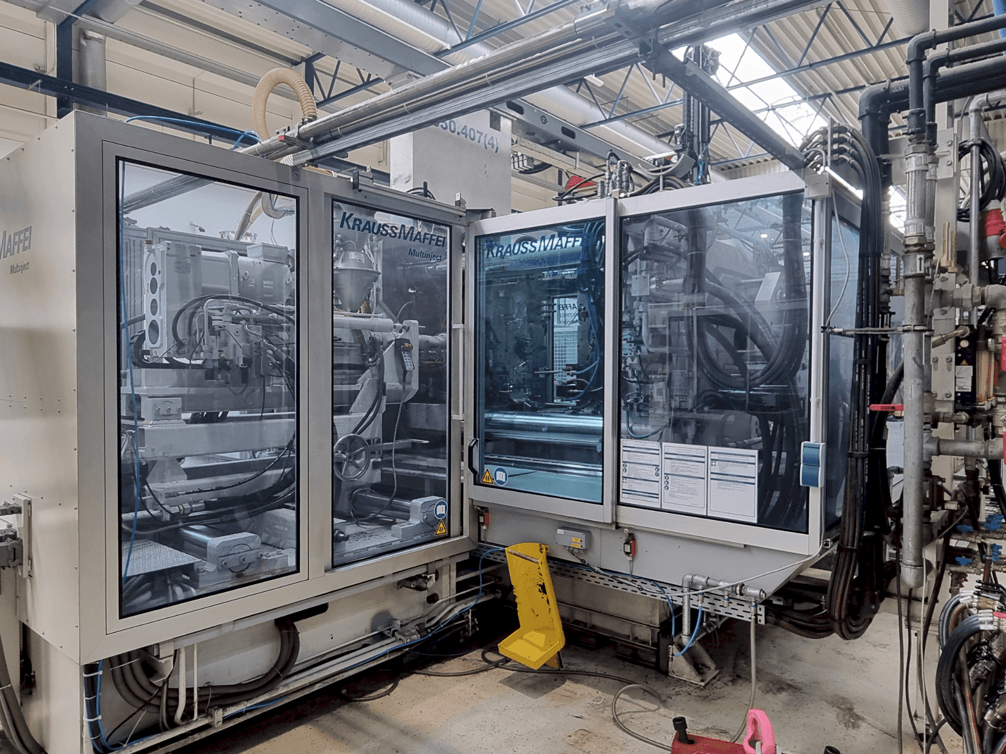 Frontansicht der Krauss Maffei 650-2700-390 CL Maschine