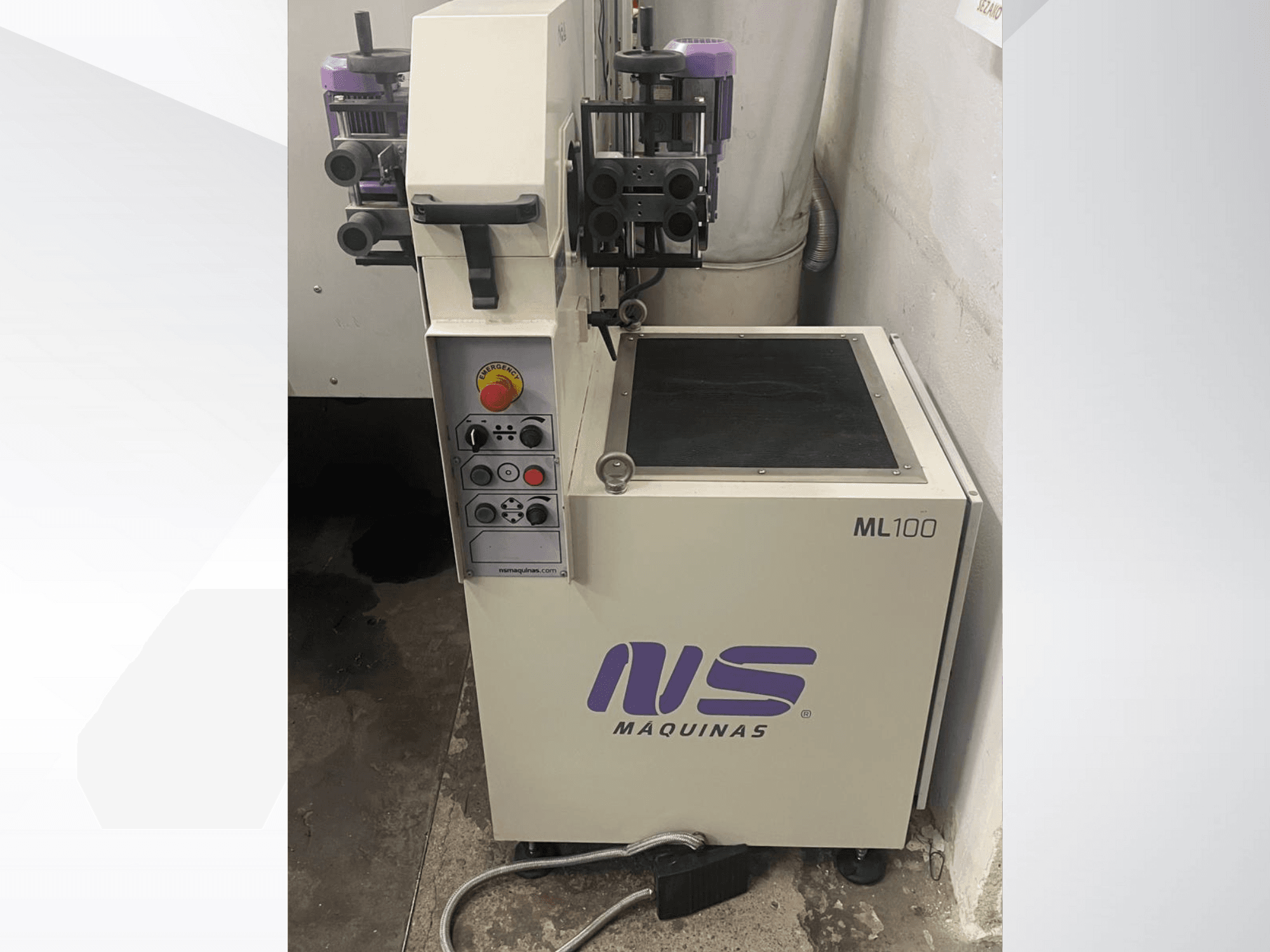 Maschine ML100 von MS Maquinas, Vorderansicht, mit Bedienfeld mit Tasten und Pedal, definierte Arbeitsfläche.