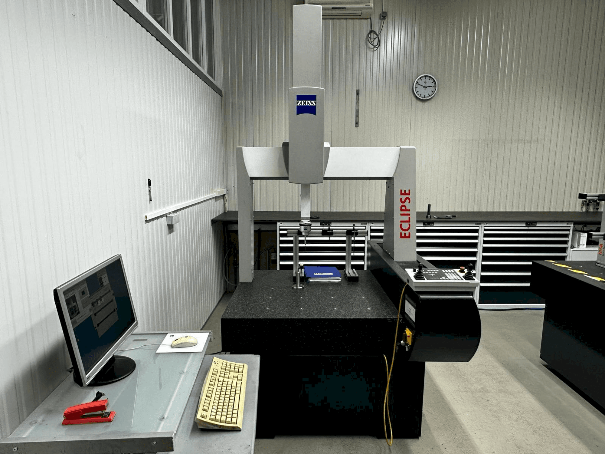 Frontansicht der ZEISS Eclipse CNC 07/07/06 Maschine