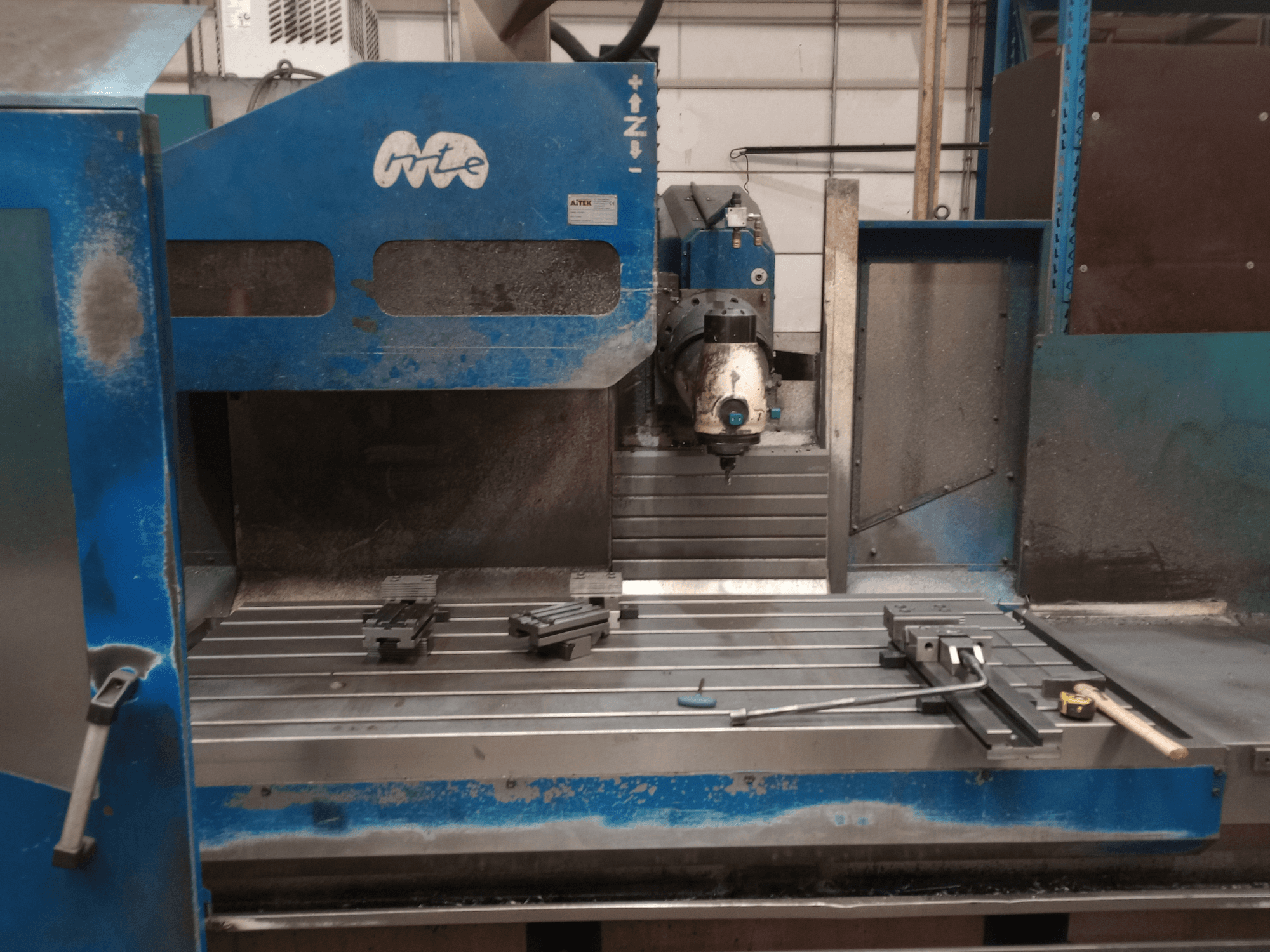 MTE BF 2200 Bettfräsmaschine, Vorderansicht, mit dem Arbeitstisch mit Spannvorrichtungen und dem Fräskopf.