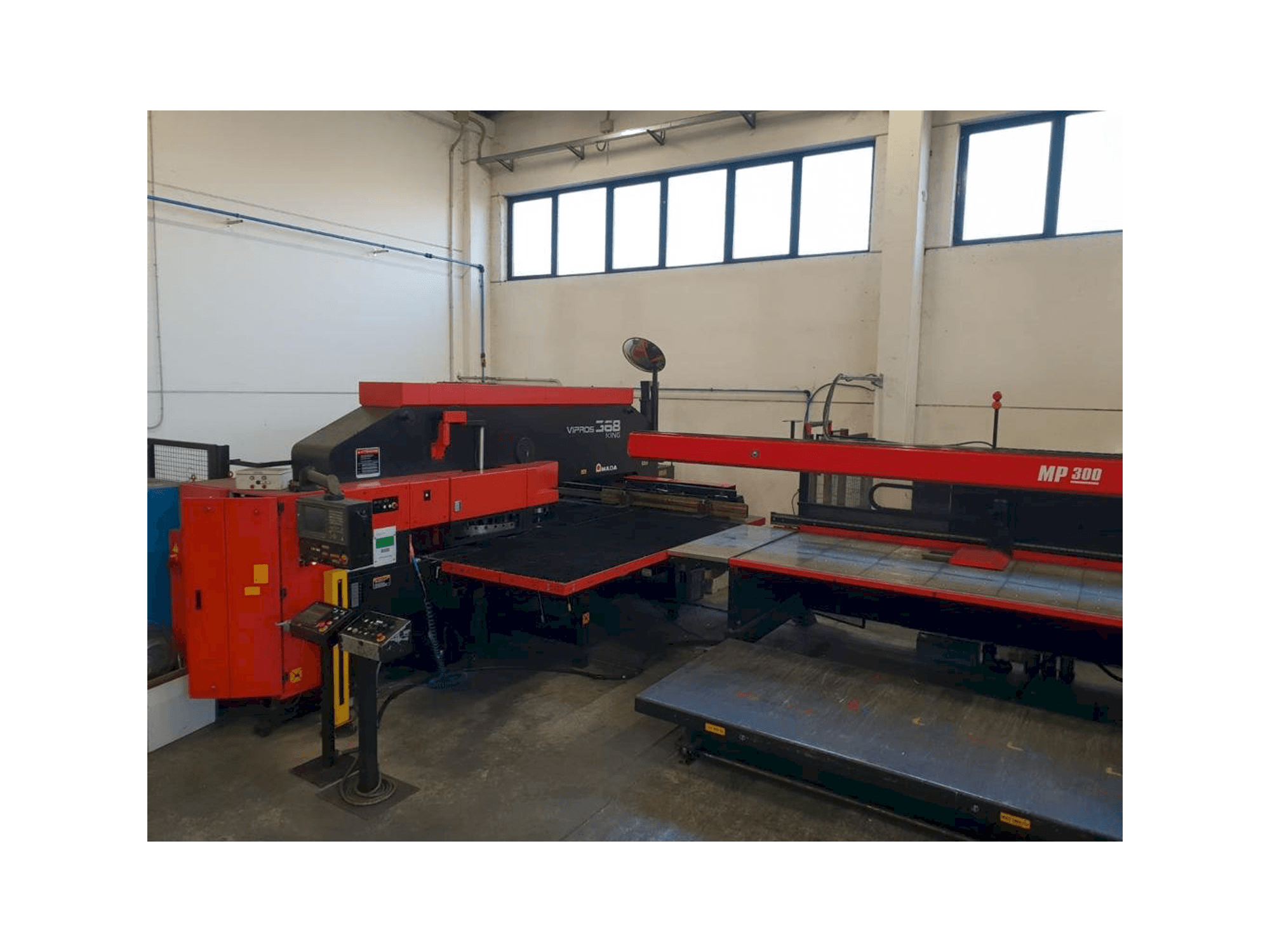 Frontansicht der AMADA VIPROS 368 KING Maschine