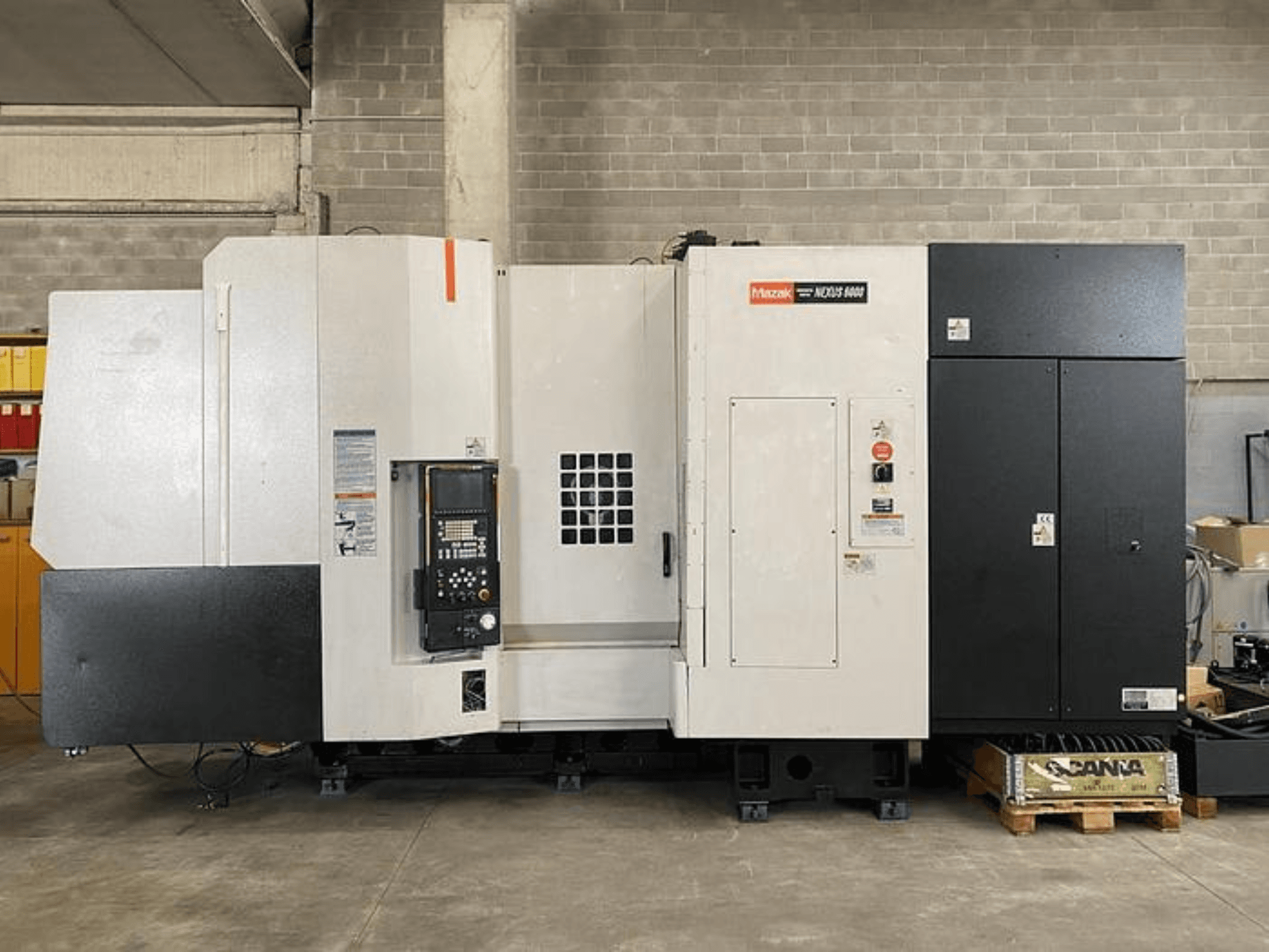 Mazak NEXUS 6400 CNC-Drehmaschine, Vorderansicht, mit Bedienfeld, Netzschalter und zweifarbigem Gehäuse in Weiß und Schwarz.