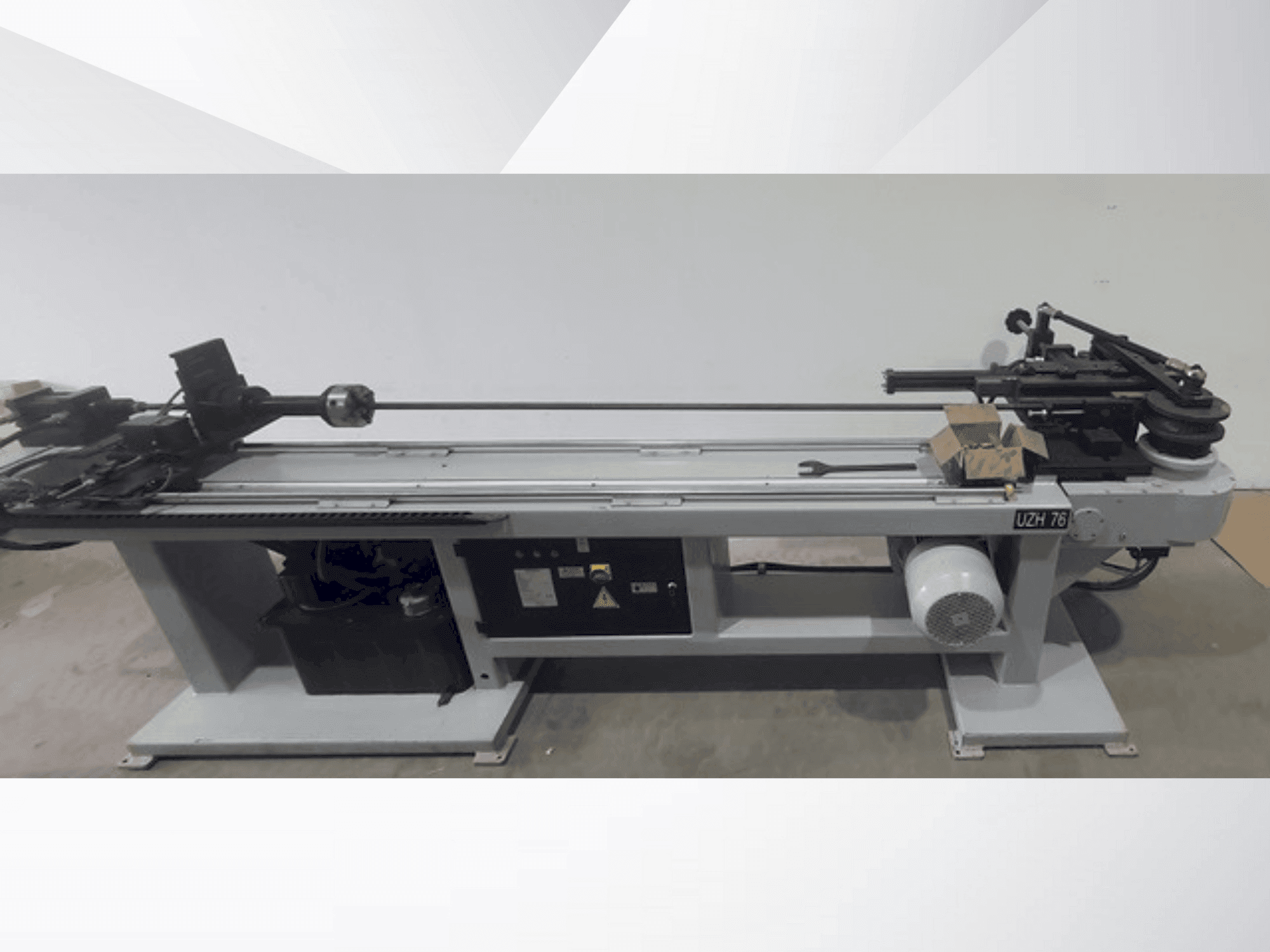 Frontansicht der UZMA MAKINA UZH76 Maschine