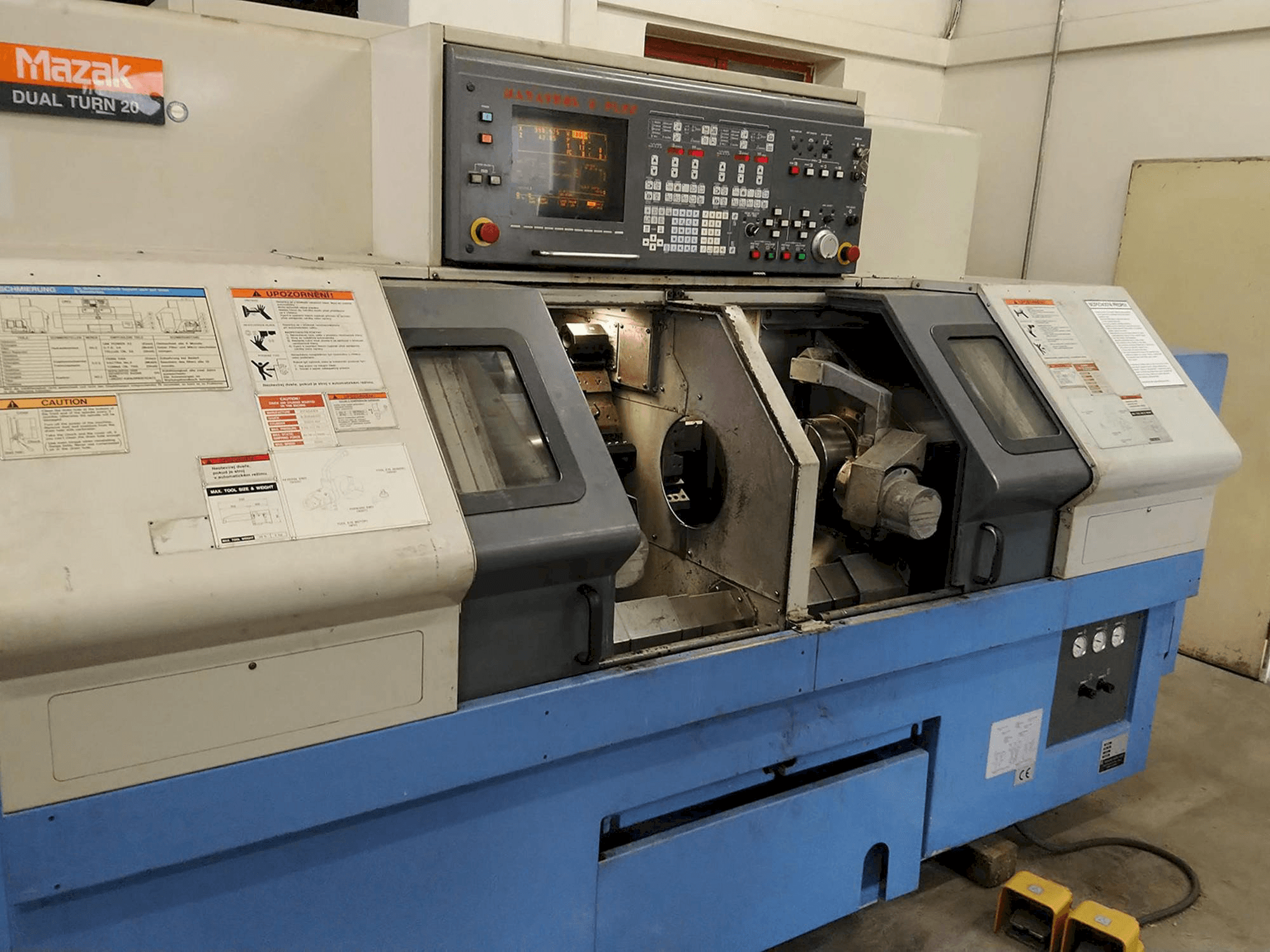 Frontansicht der Mazak Dual Turn 20 Maschine