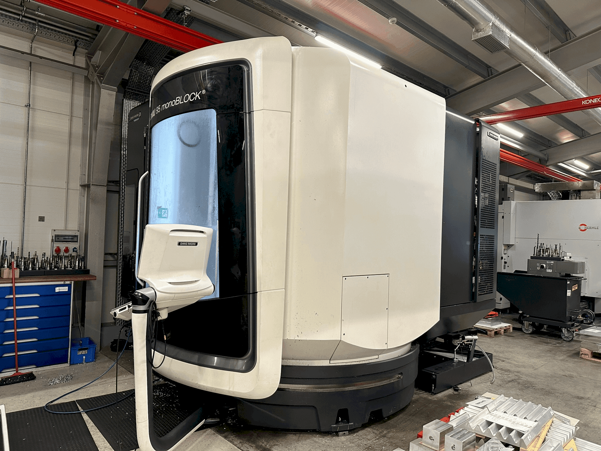 Frontansicht der DMG MORI DMU 95 monoBLOCK (2021) Maschine