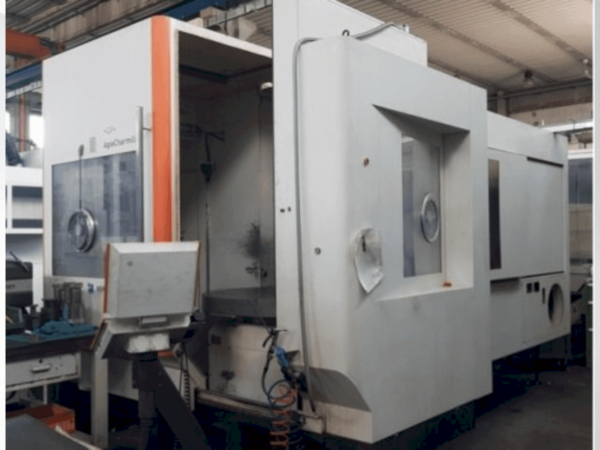 Frontansicht der MIKRON HPM 1350U Maschine