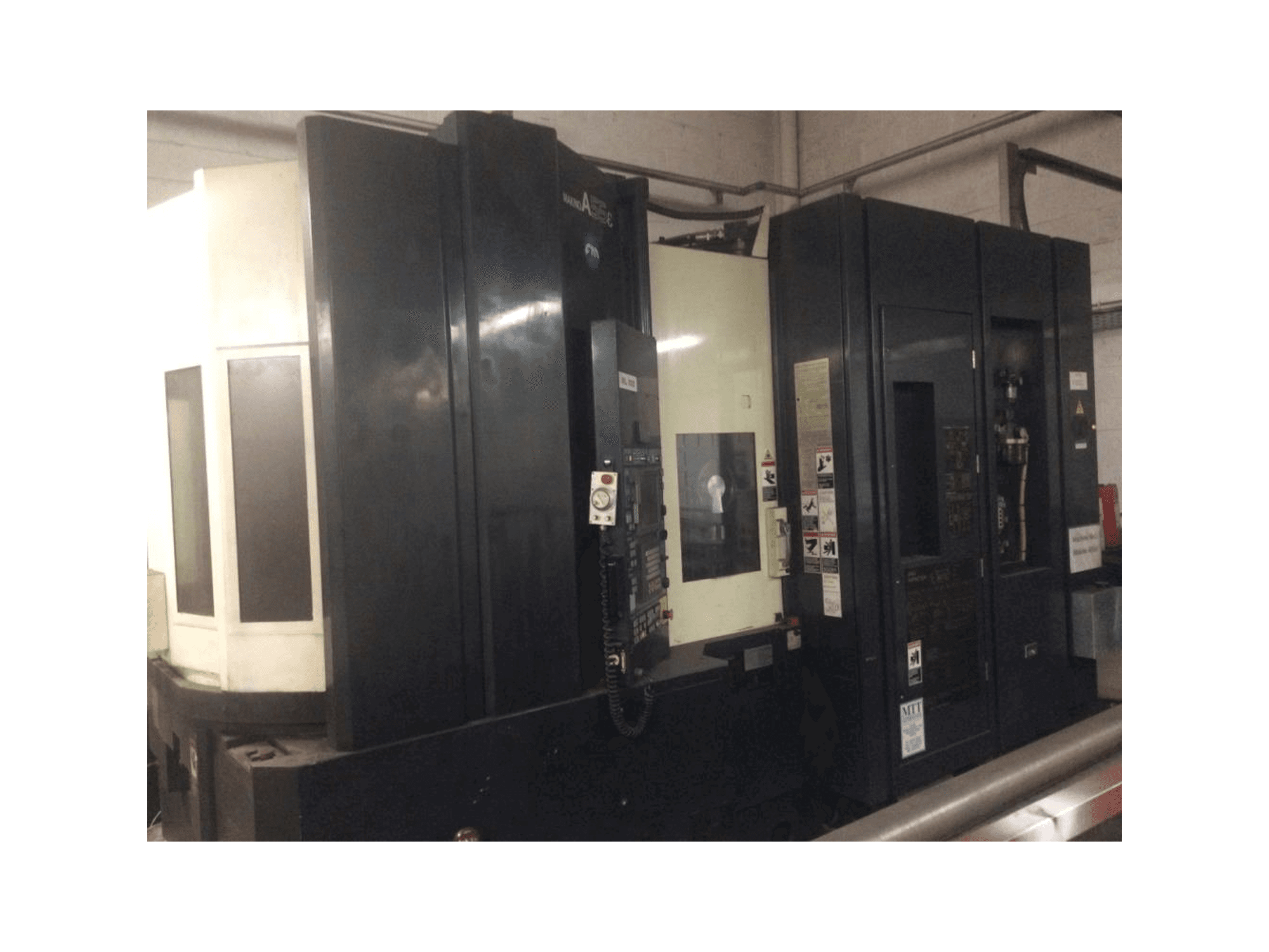 Frontansicht der Makino A55e Maschine