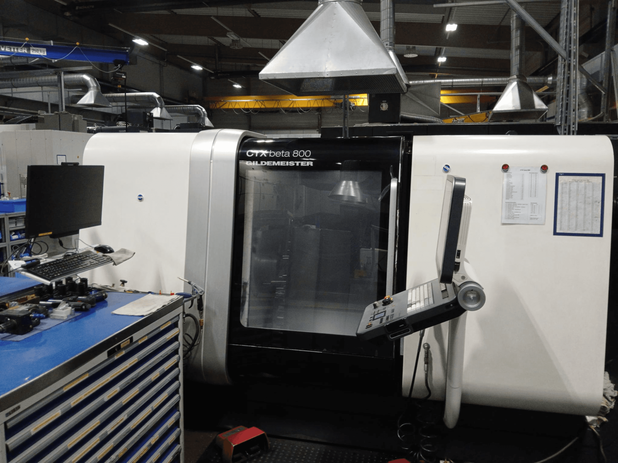 Horizontal-Drehmaschine DMG CTX beta 800, Frontansicht mit Bedienpult und Monitor neben einem Arbeitsplatz.
