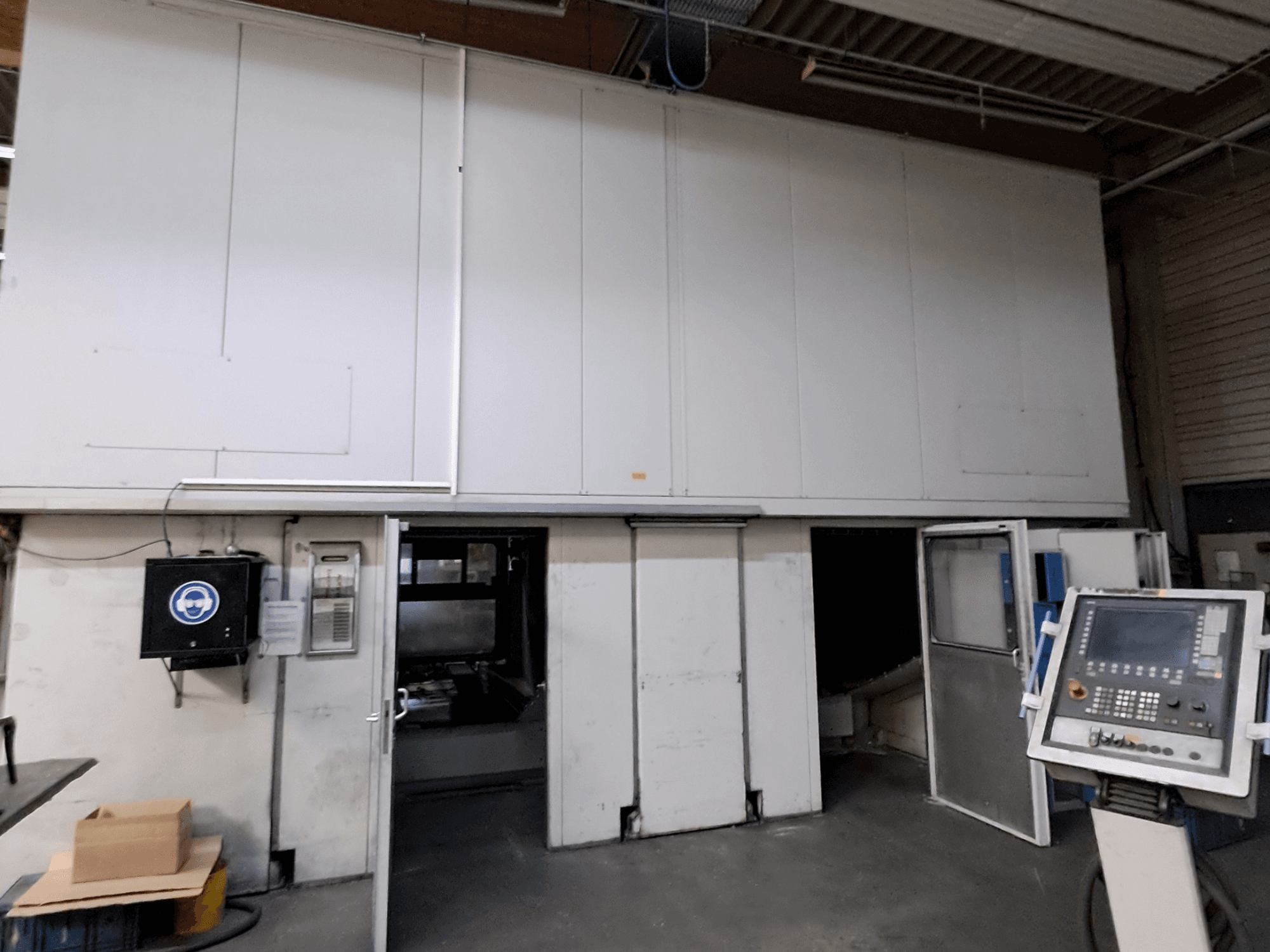 Portalfräsmaschine MAKA Moving Beam 840D, Vorderansicht mit geöffneten Türen, die den Blick ins Innere freigeben, und sichtbarem Bedienpult.