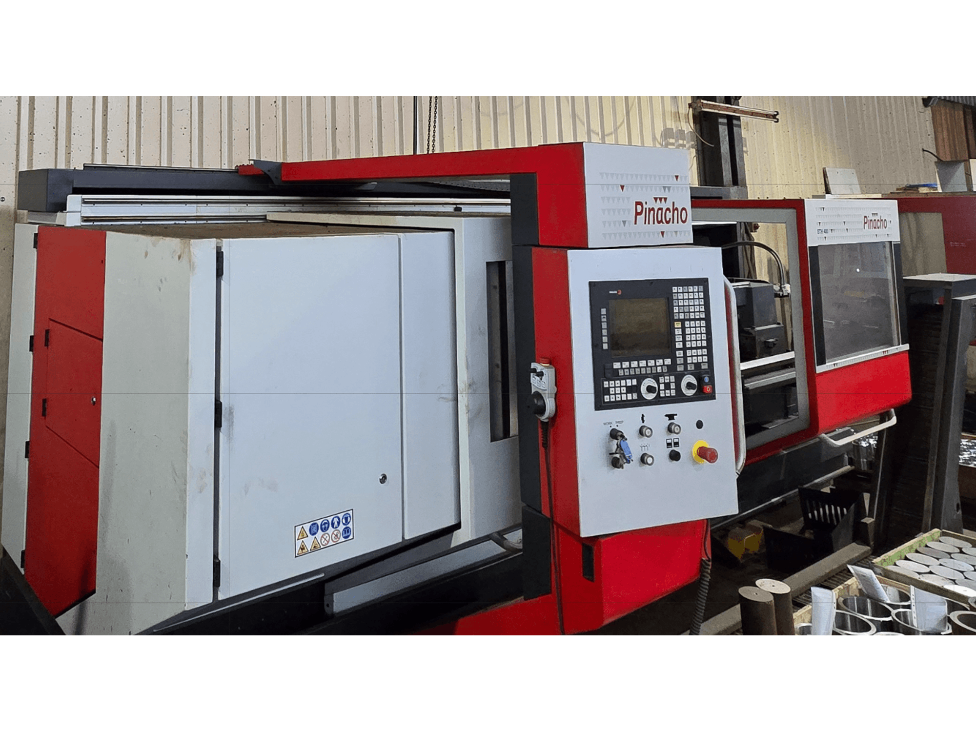 Pinacho STH 400-105×3000 Horizontaldrehmaschine, Vorderansicht, mit Bedienfeld und roten Akzenten.