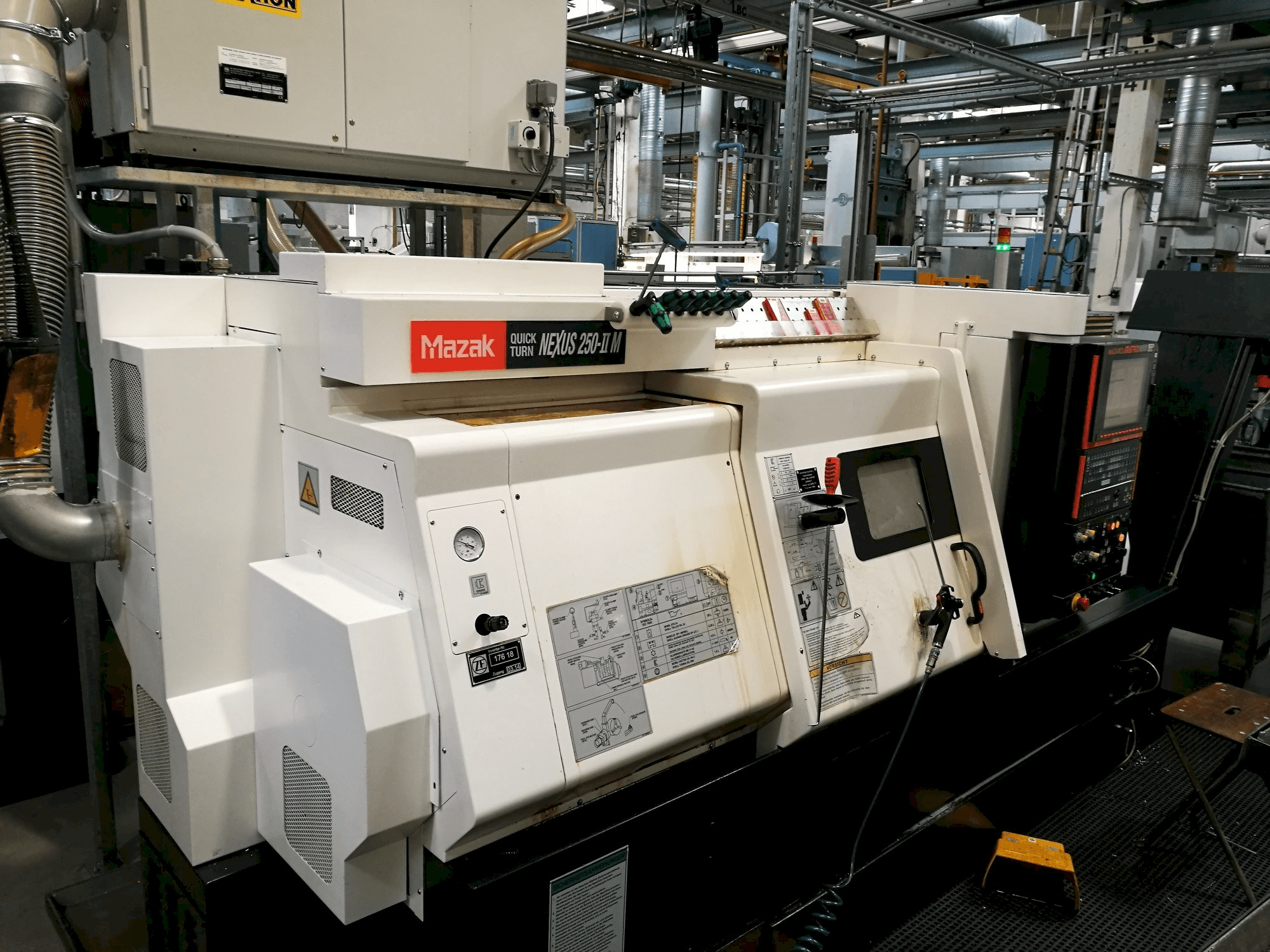 Frontansicht der Mazak Quickturn Nexus 250-II M Maschine