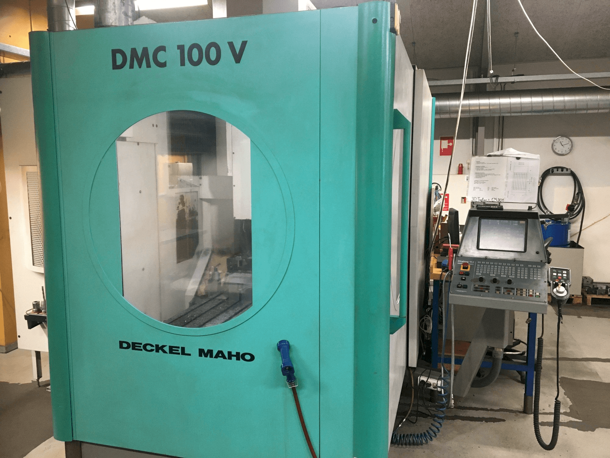 Frontansicht der DECKEL DMC 100V Maschine