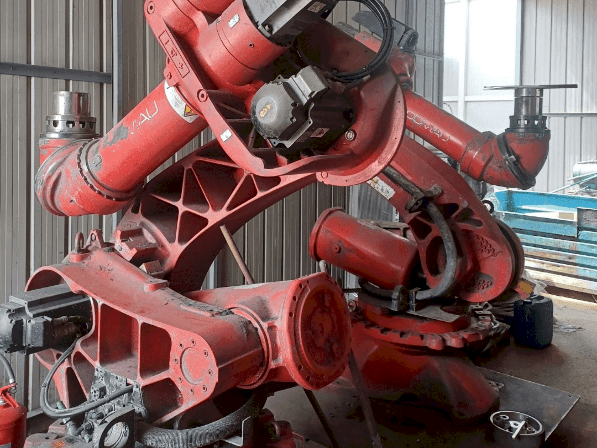 Frontansicht der COMAU C4G RCC3 Maschine