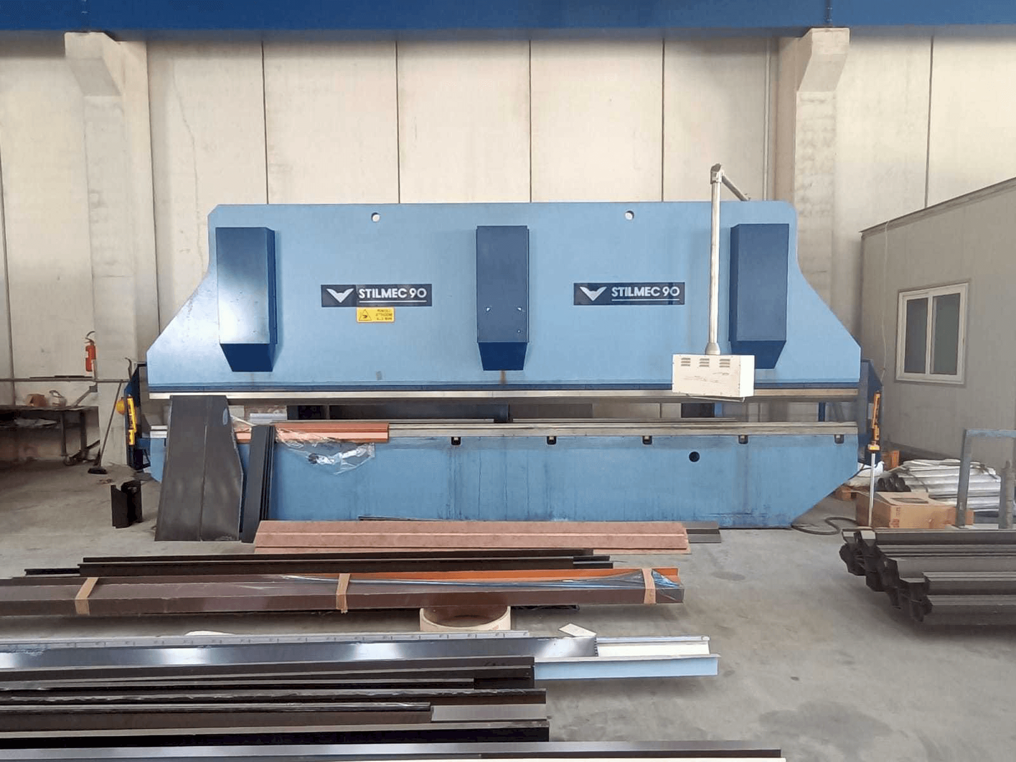 Frontansicht der Stillmec 90 6500 x 200 ton Maschine