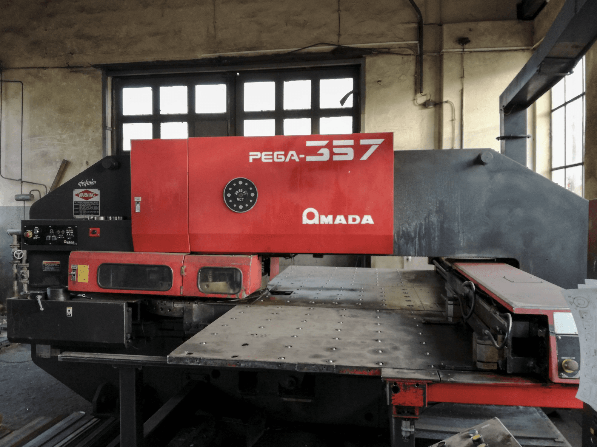 Vorderansicht 1 der AMADA PEGA 357 Maschine