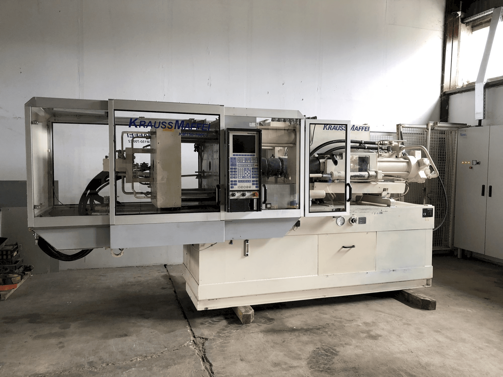 Frontansicht der Krauss Maffei 150-700 C2 Maschine
