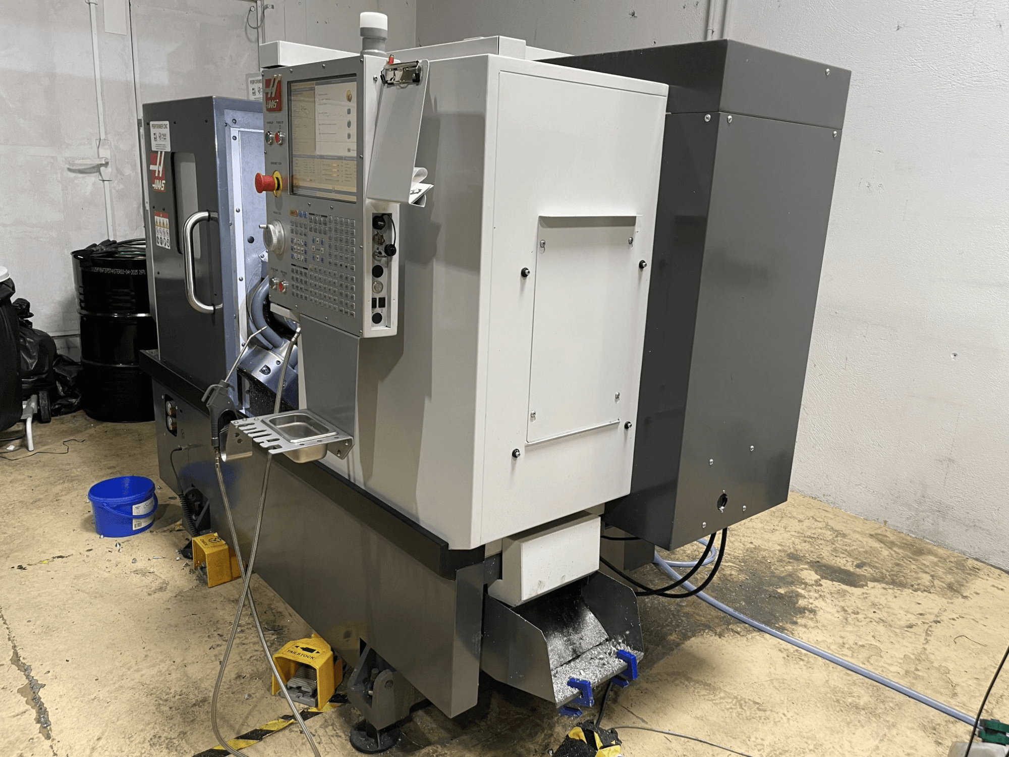 Horizontaldrehmaschine HAAS ST-15Y in einer Werkstatt, ausgestattet mit einem Bedienfeld und einem robusten Industriedesign.