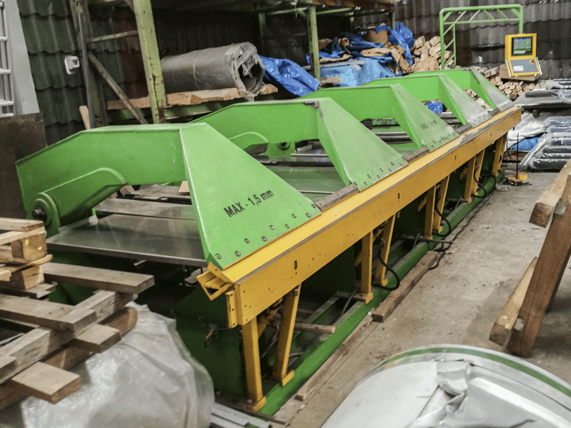 Linke Ansicht der BUD-MASZ ZAGINARKA Maschine